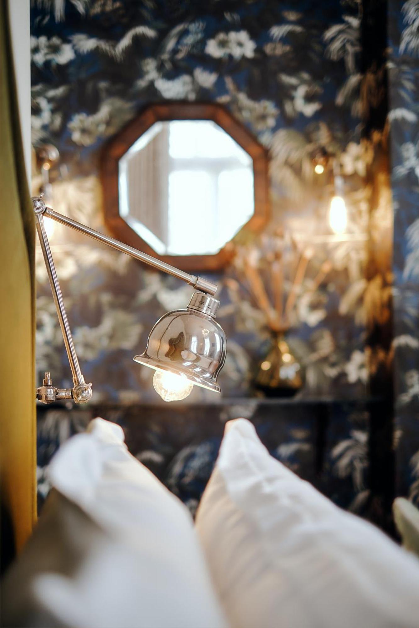 The Black Lion Pub & Boutique Kro London