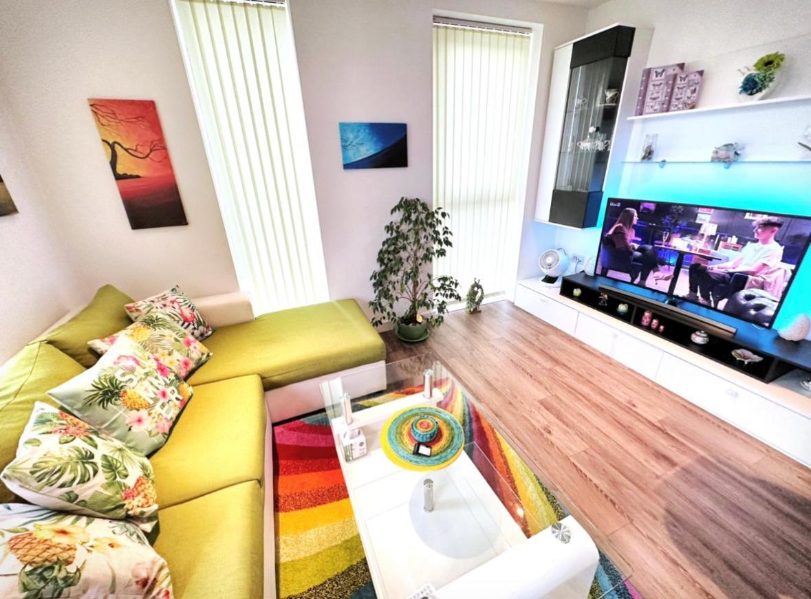 Spacious 2 Bed Flat Next To Elizabeth Line Leilighet London