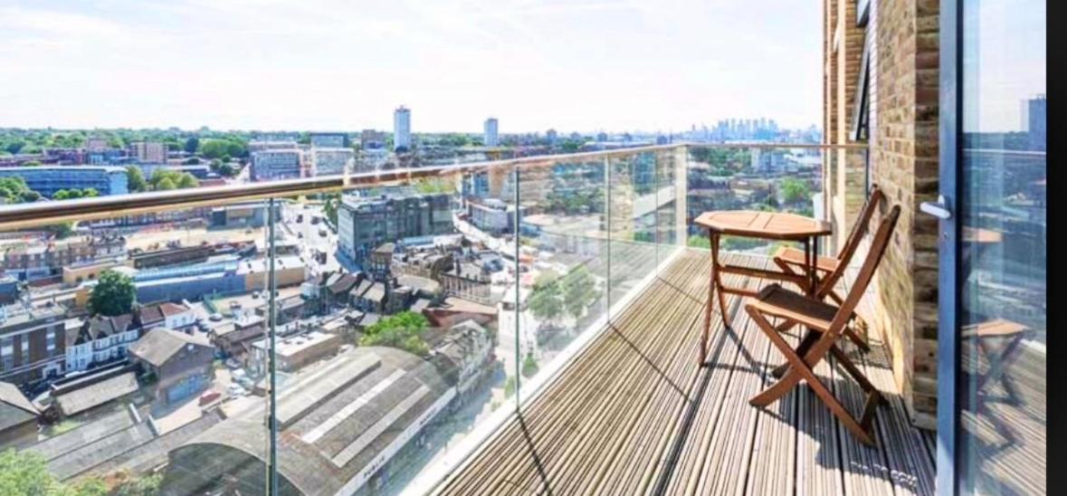 Spacious 2 Bed Flat Next To Elizabeth Line Leilighet