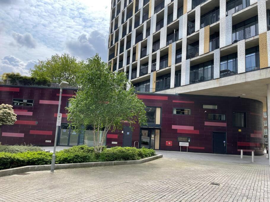 Cool Dalston Studio With Balcony And Gym London