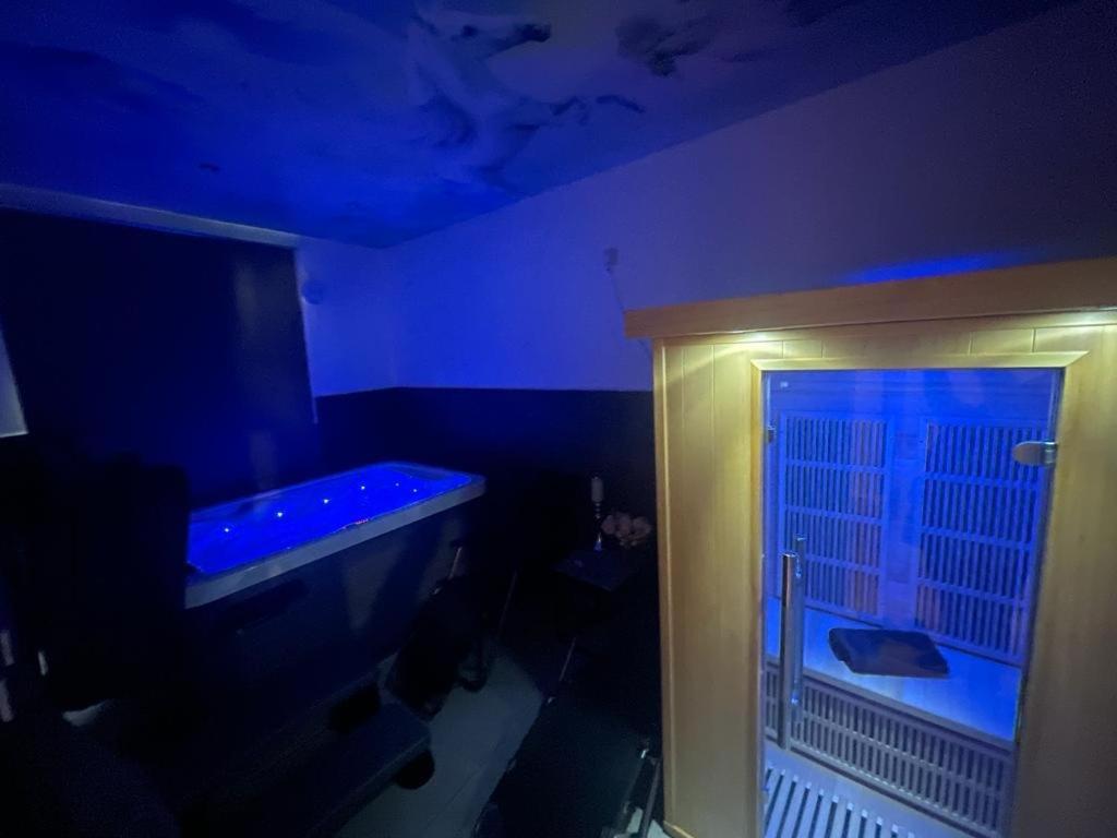 Luxury With Private Jacuzzi Hot Tub & Sauna Appartamento