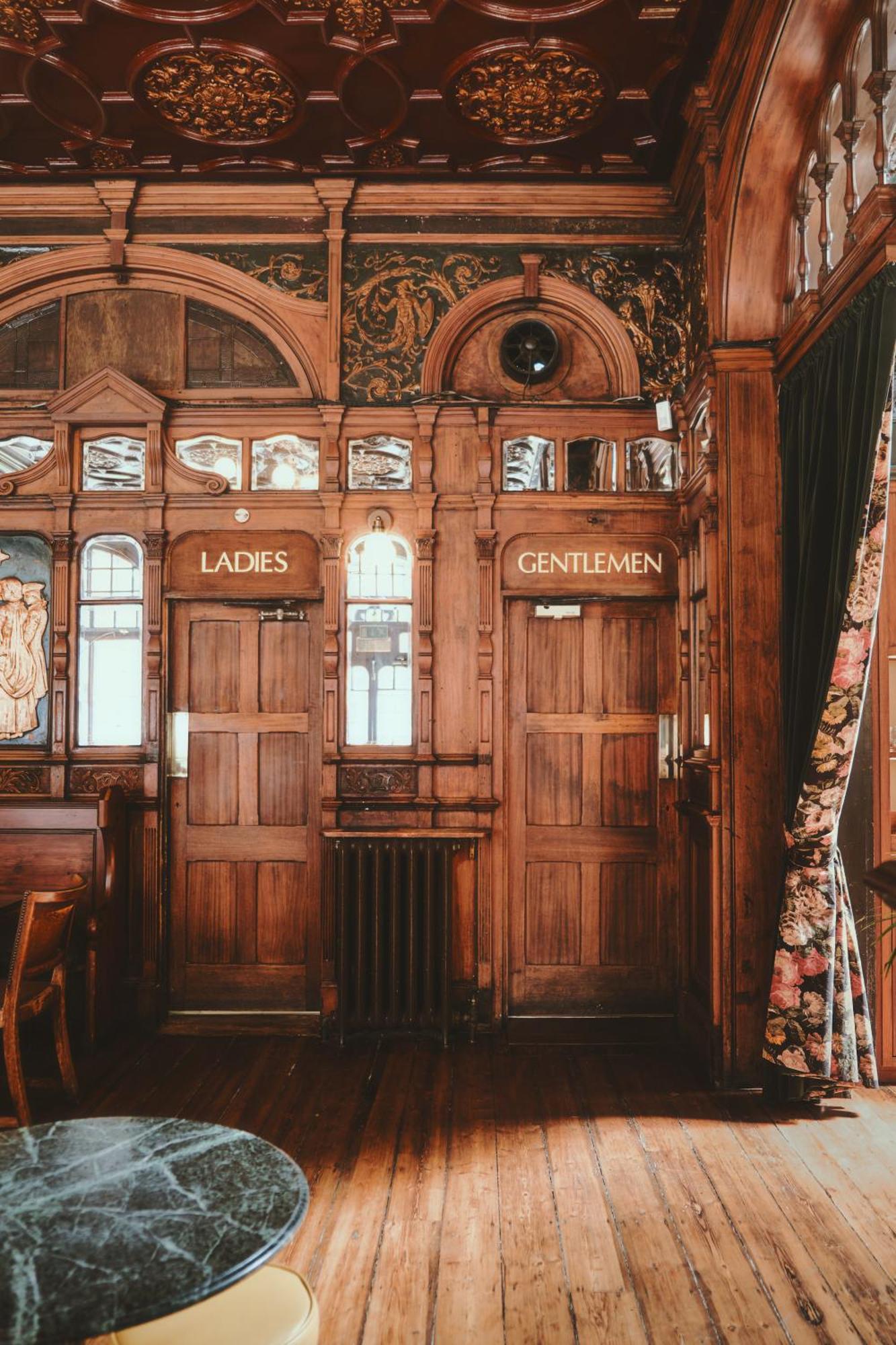 Kro The Black Lion Pub & Boutique London