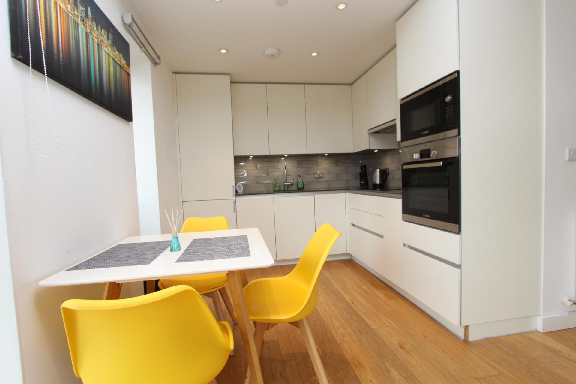 Spacious & Modern 1 Bedroom Close To Station In E16 Appartamento