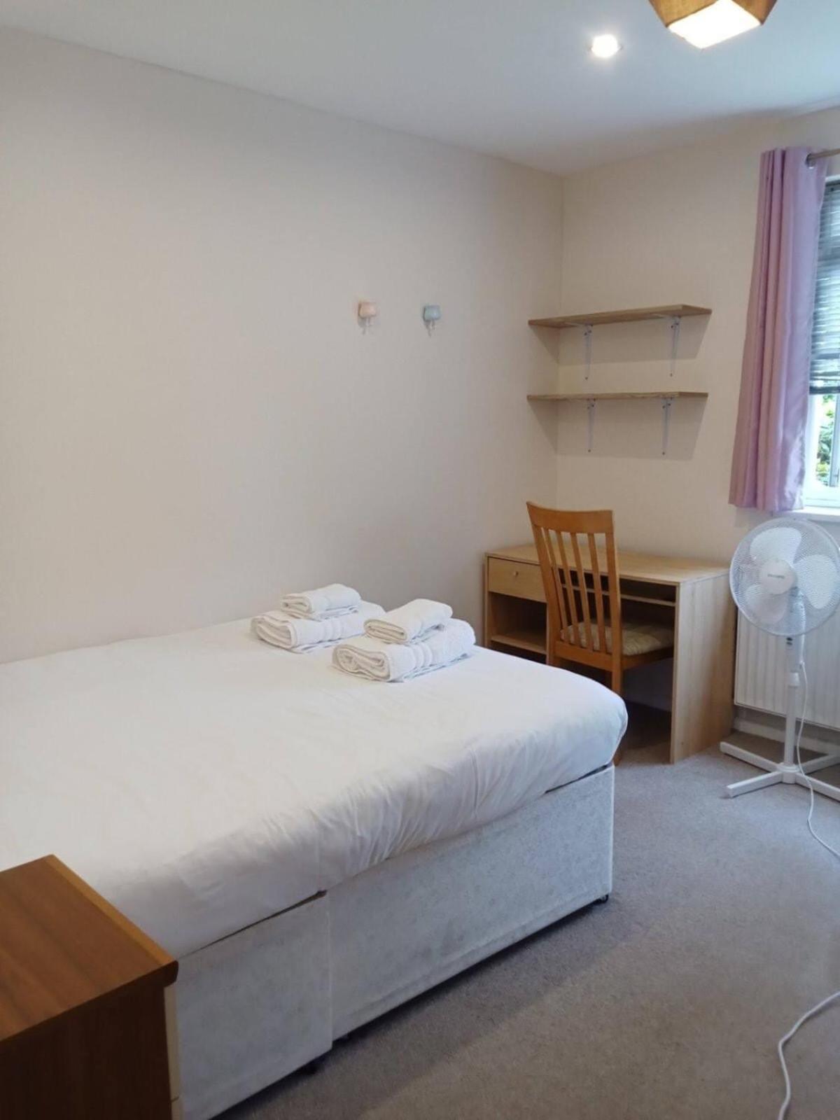 Homely 3 Bedroom House With A Garden * Londra