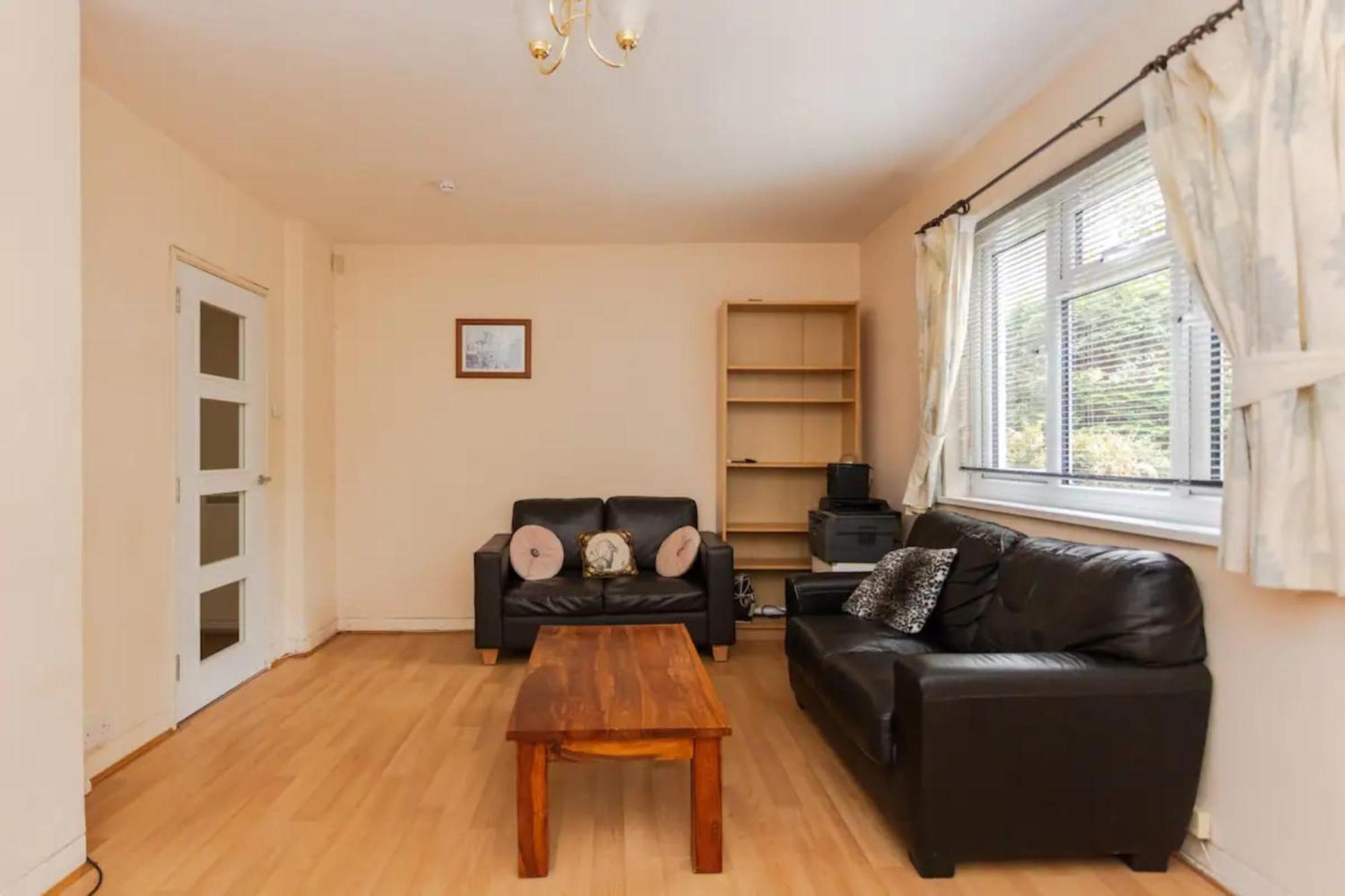 Homely 3 Bedroom House With A Garden Londra
