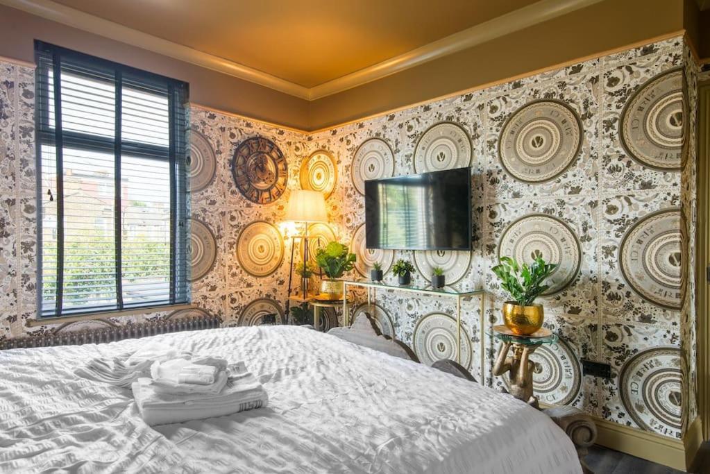 Apartment Luxury Versace 2 Bed, Hot Tub, Pool Table, Sky Tv *
