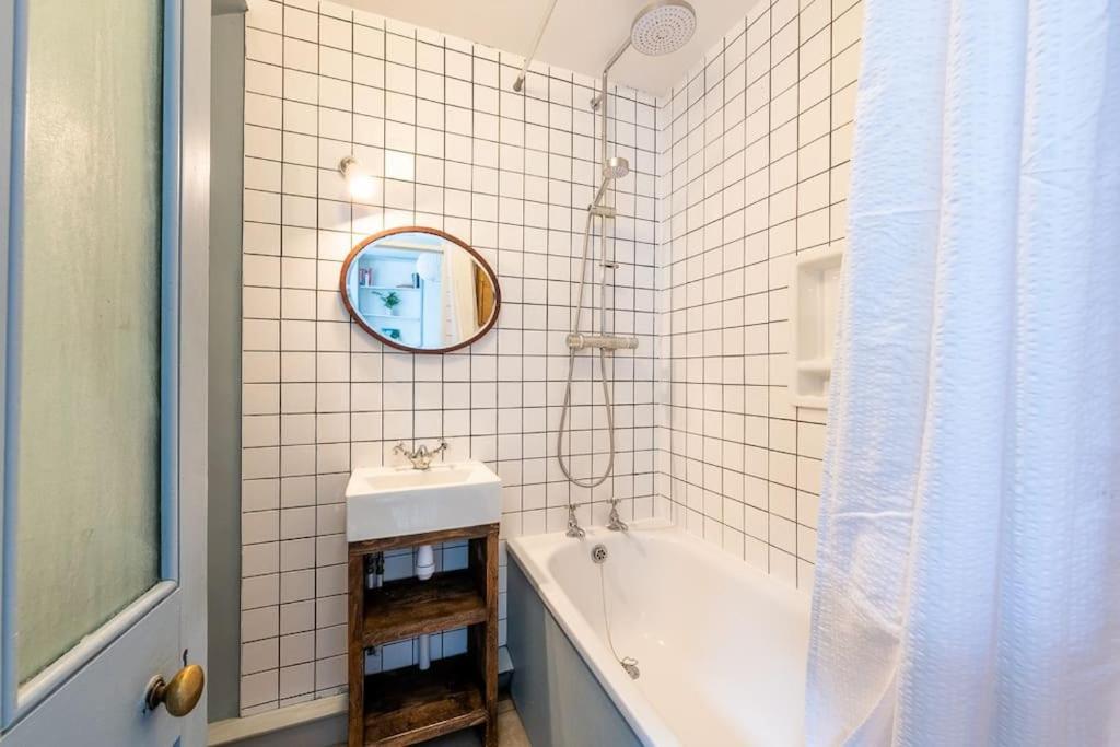 Lovely Self-contained Basement With Kitchen Lägenhet *