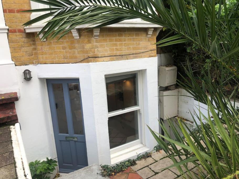 Lägenhet Lovely Self-contained Basement With Kitchen