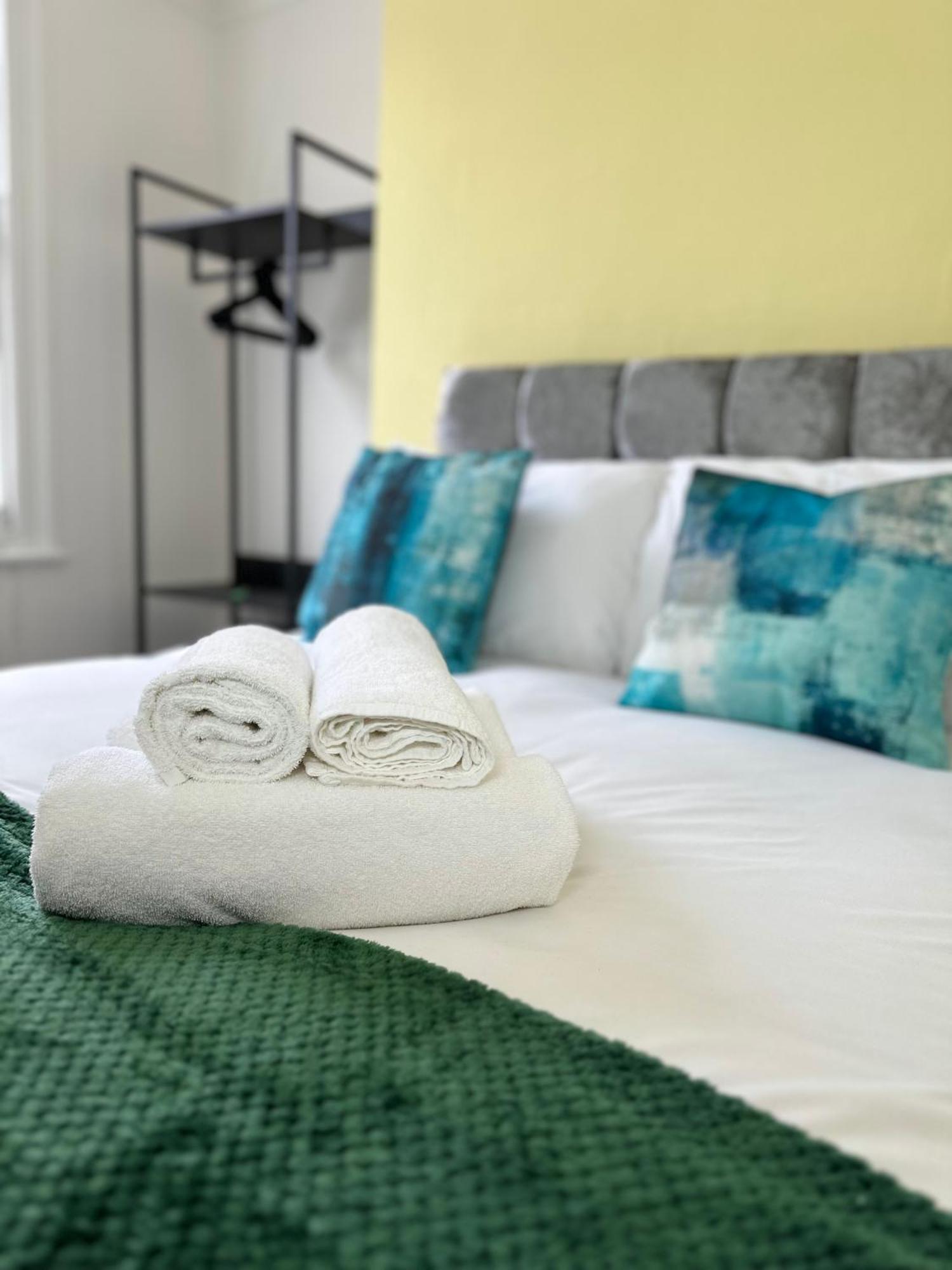 Newly Decorated 5-bed Hackney Townhouse Semesterbostad *