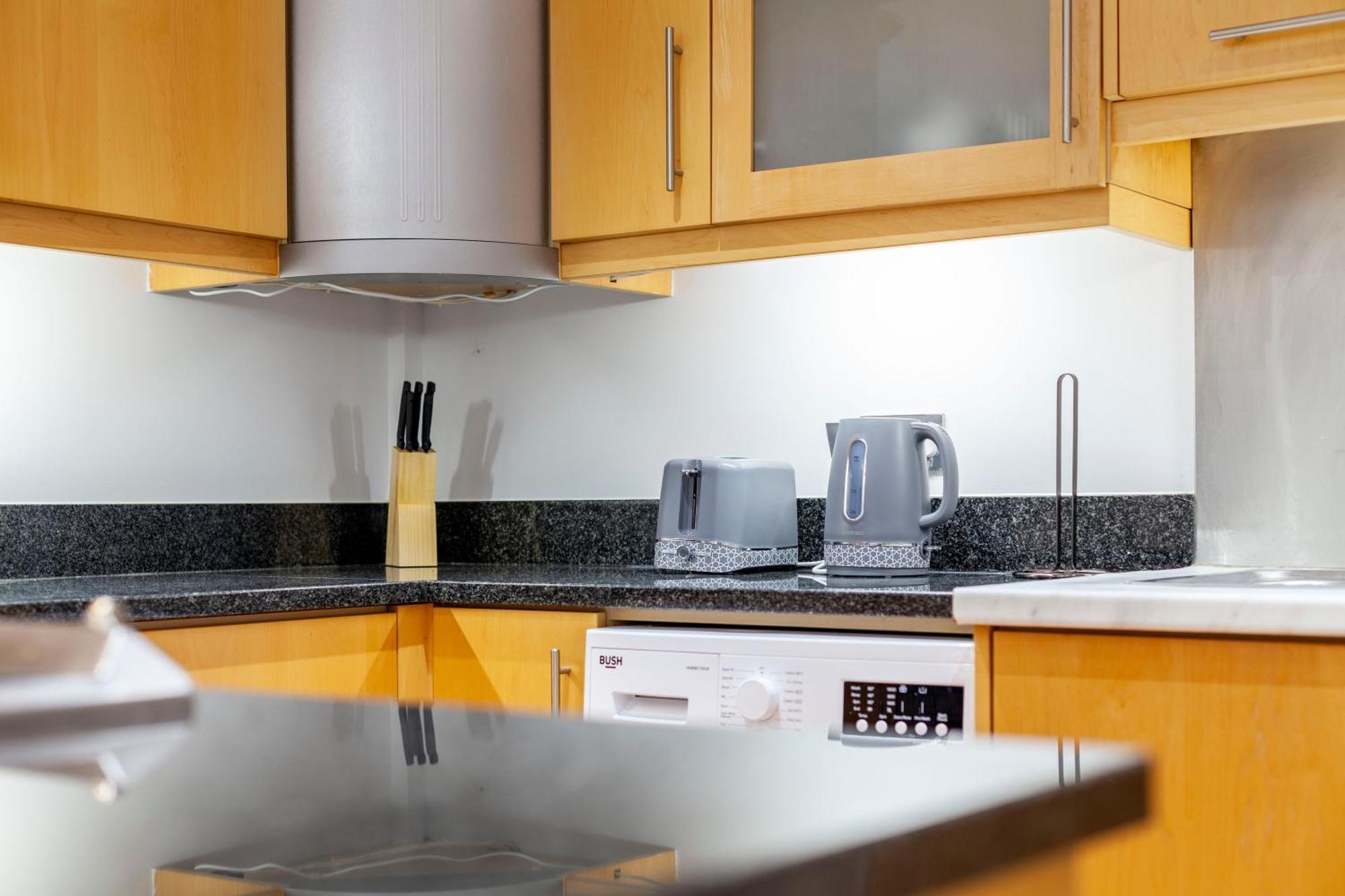 Comfy 2br Flat W Balcony In Canary Wharf Appartement Londen