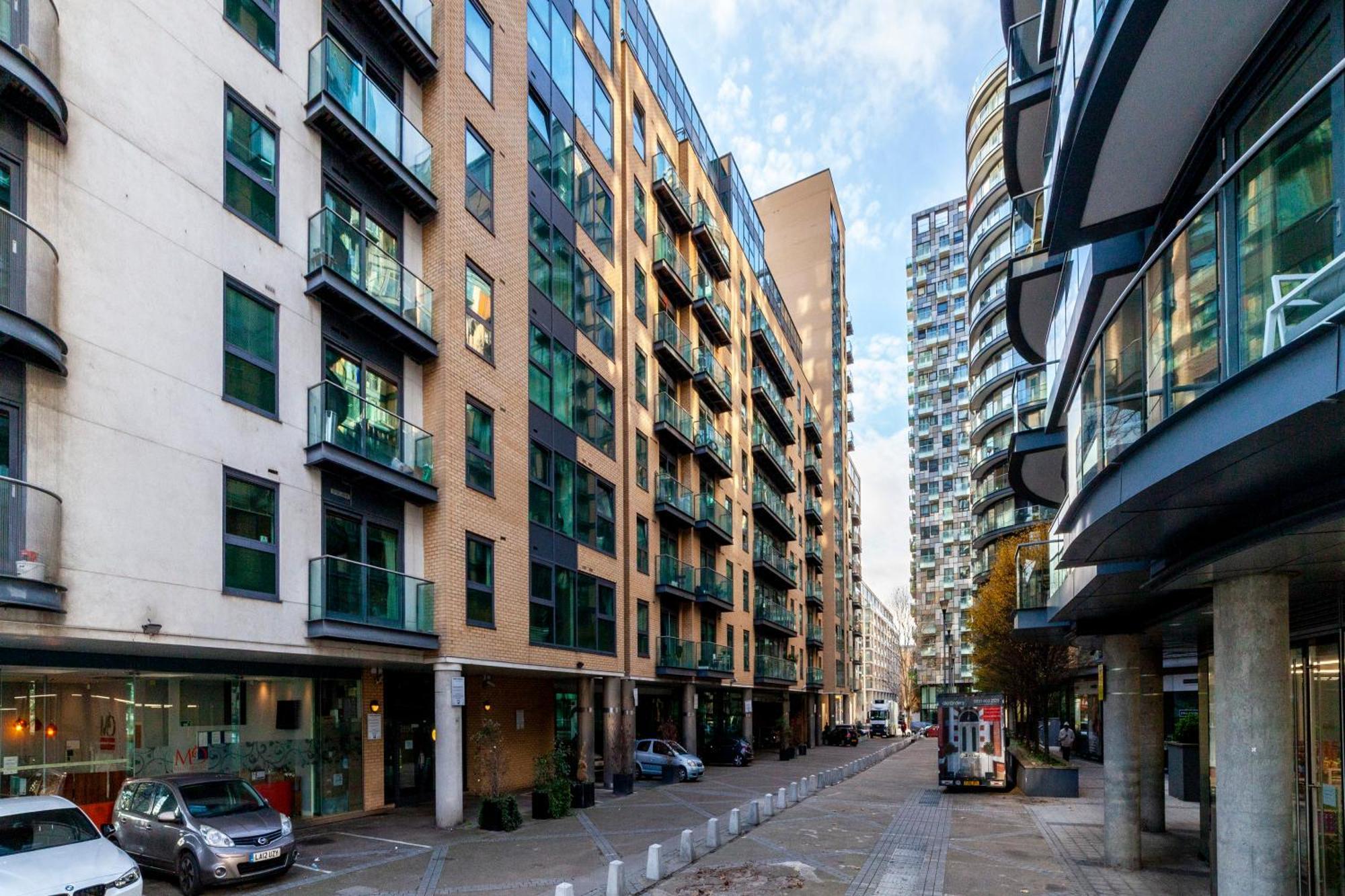 Comfy 2br Flat W Balcony In Canary Wharf Appartement *