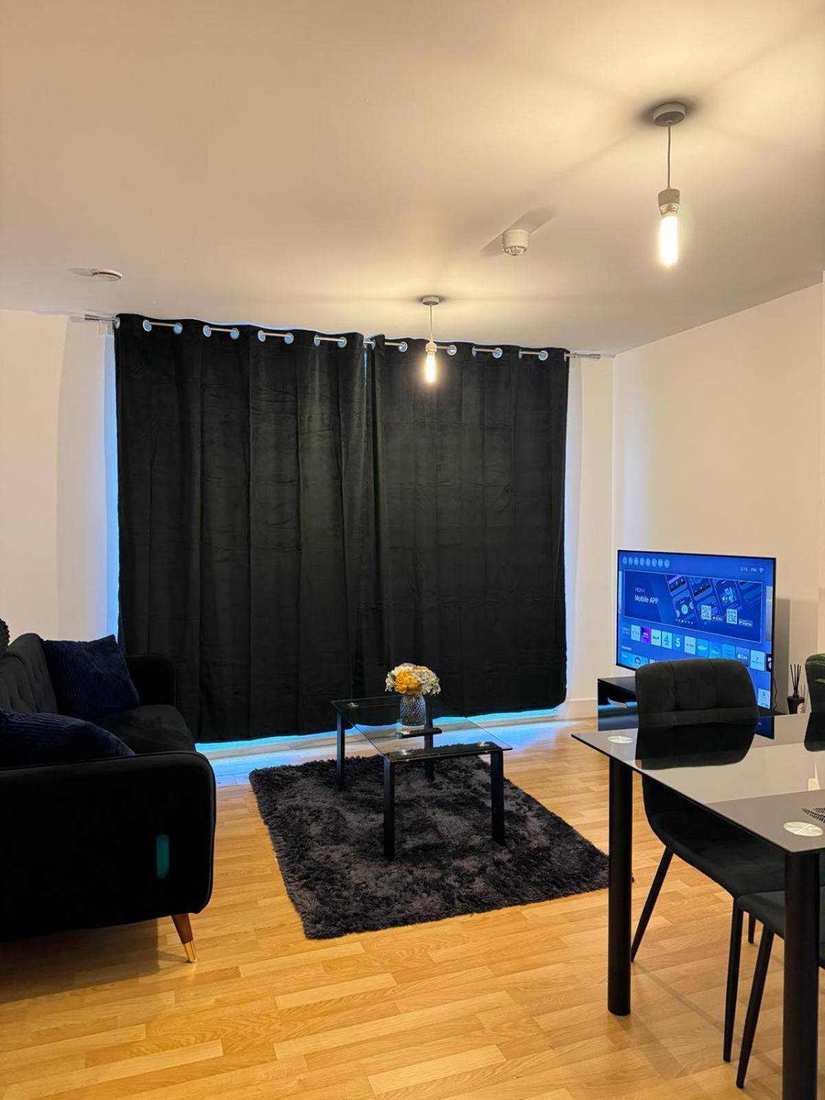 Appartamento Spacious 2 Bedrooms In Stratford Londra