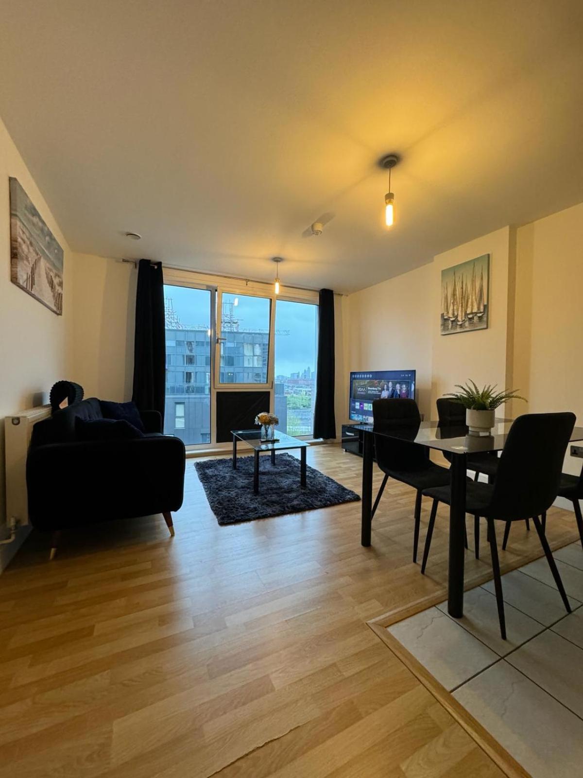 Spacious 2 Bedrooms In Stratford Appartamento Londra