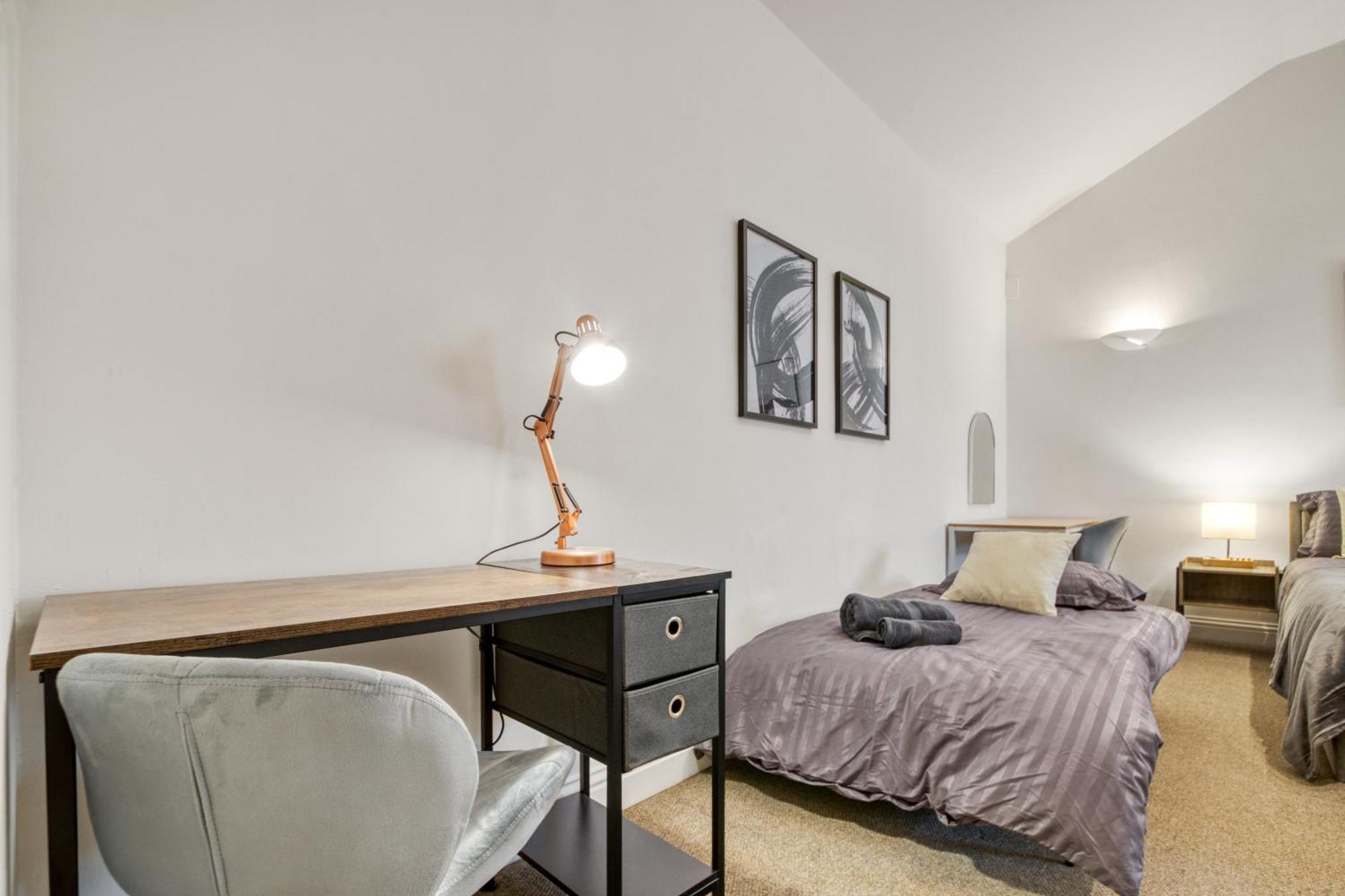 Vibrant 2-bed By Bow London