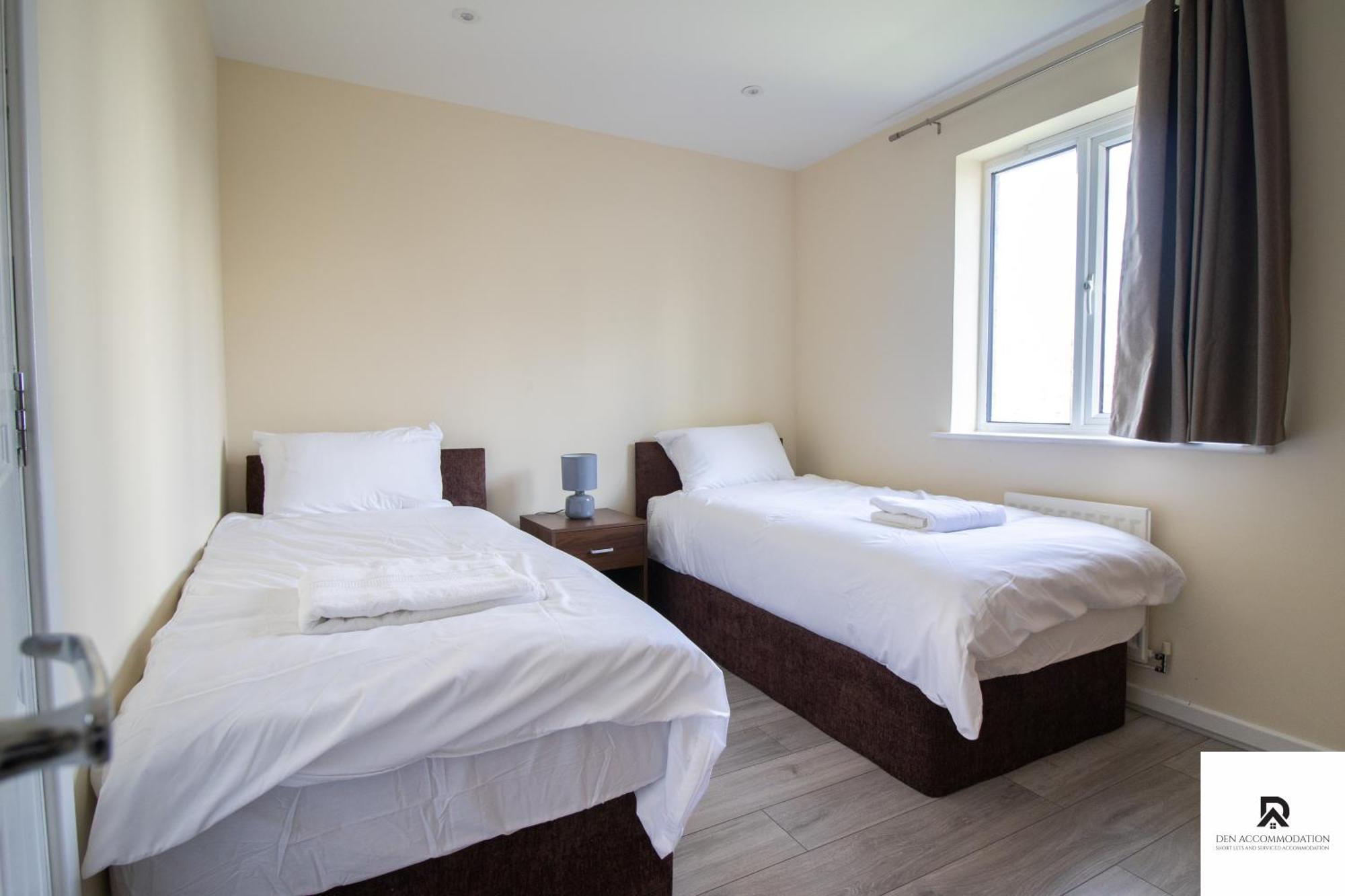 Newly Launched Two Bedroom House By Den Short Lets & Serviced With Garden * Londen