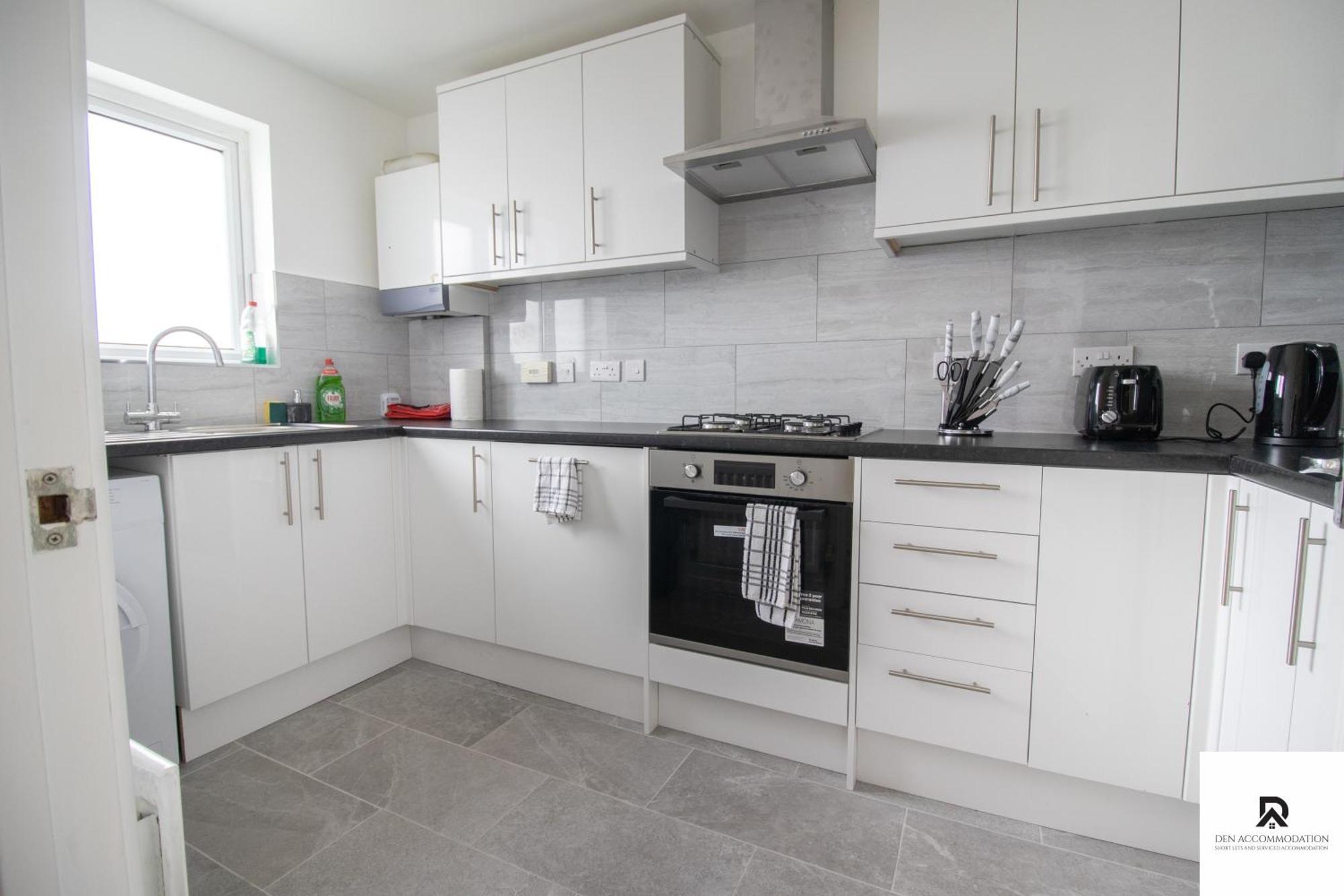 Newly Launched Two Bedroom House By Den Short Lets & Serviced With Garden Vakantiehuis Londen