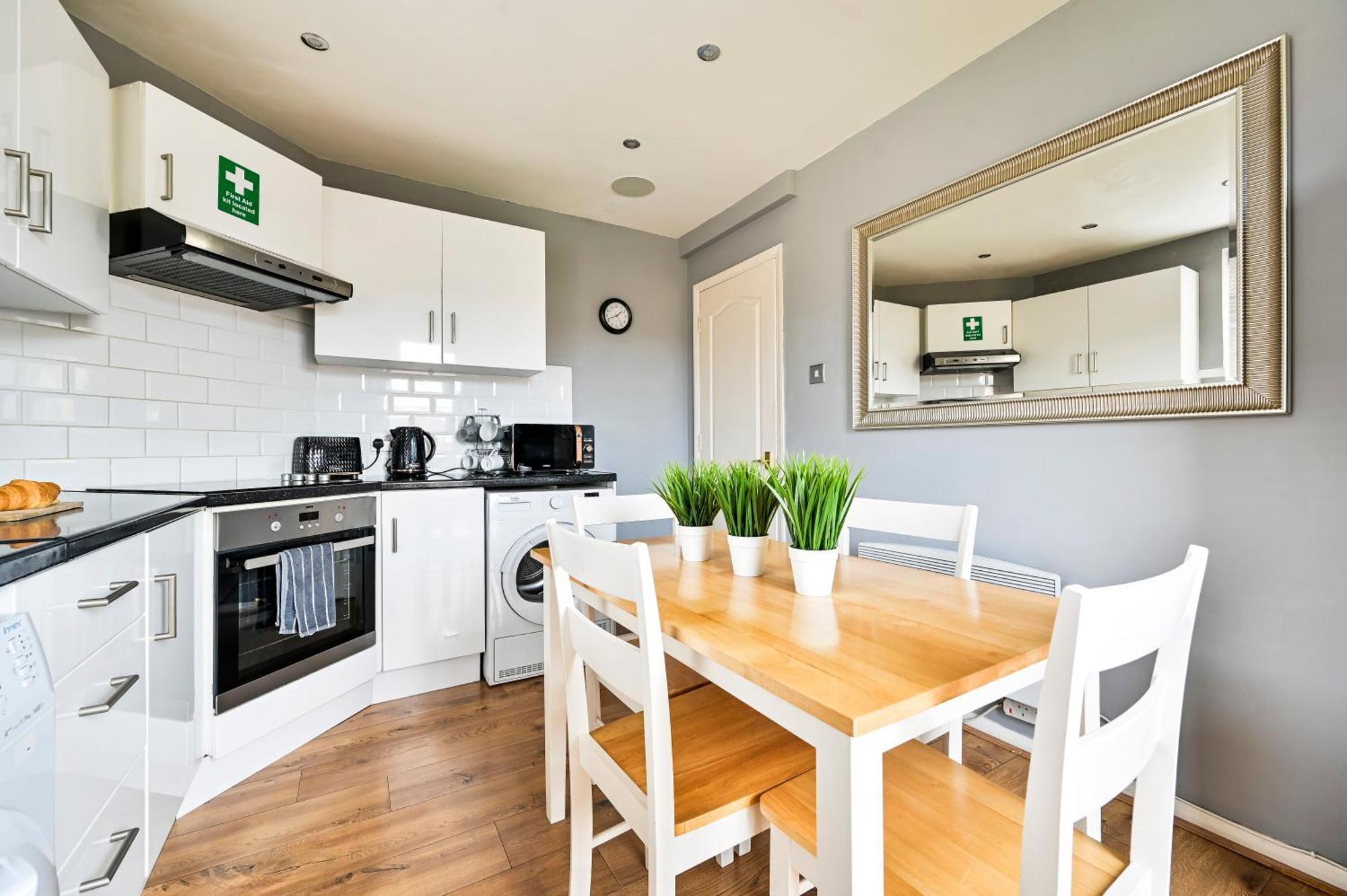Appartement Cosy 1-Bed E15, Sleeps 4, 1 Min From Tube Station Near O2 Arena Londen