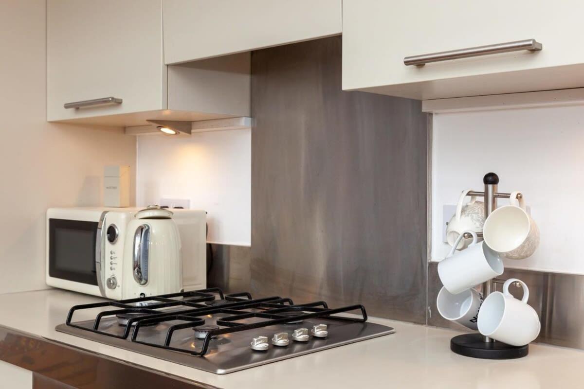 Charming 1 Bedroom In Old School House London