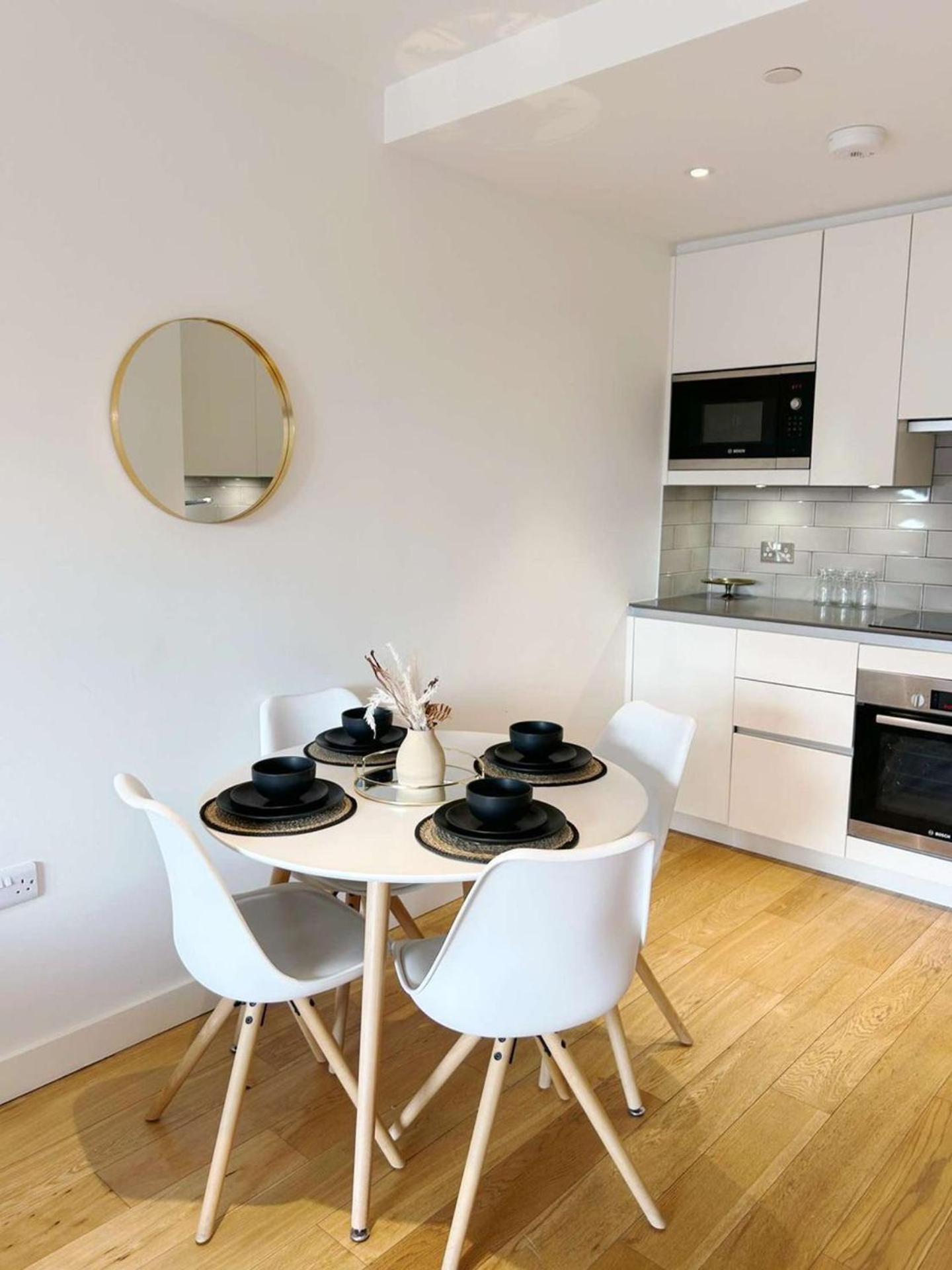 Apartment-newham-sleeps2-balcony-89ws Lägenhet London