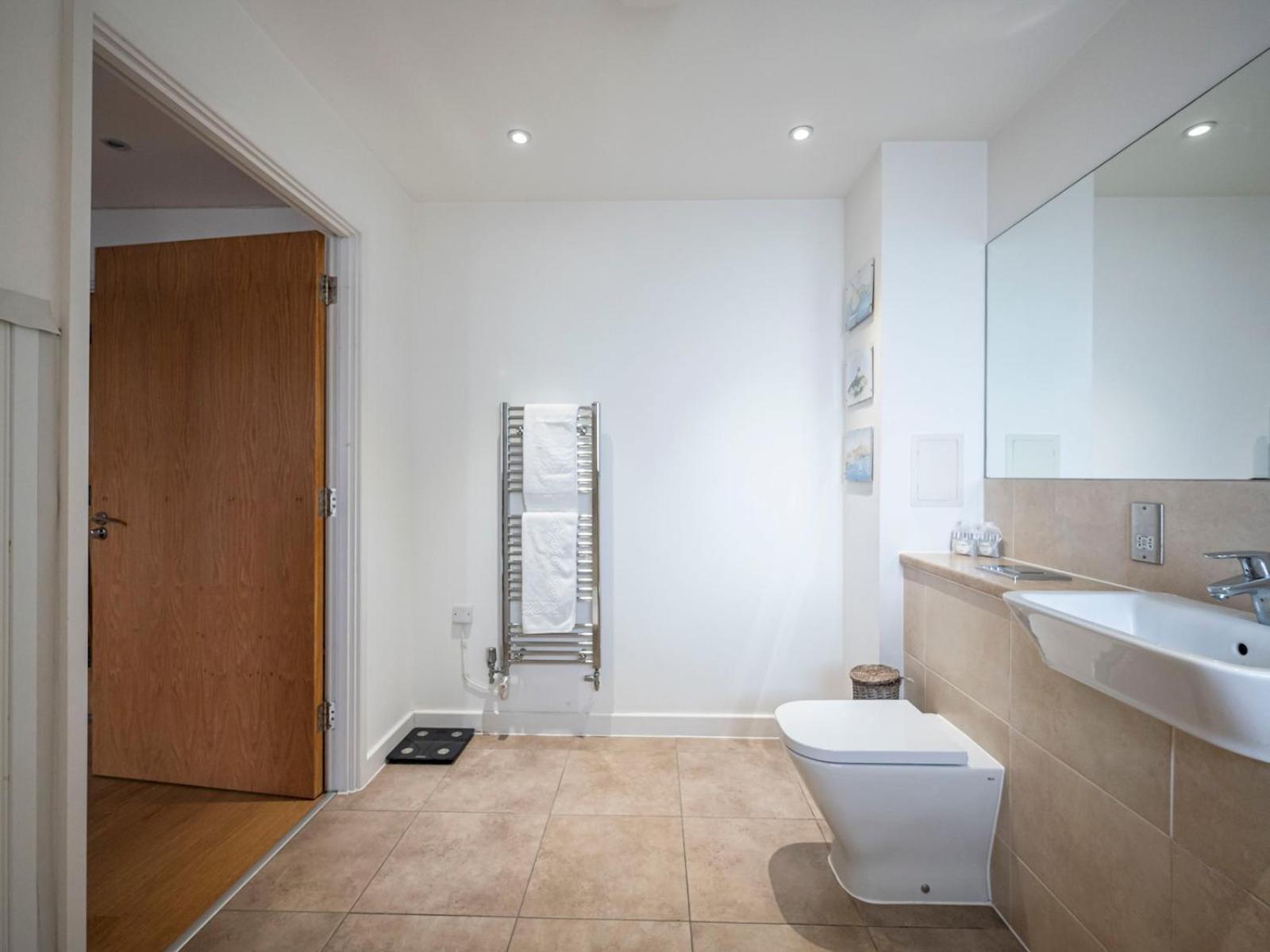 Near Tower Bridge And Tube Pass The Keys Apartment London