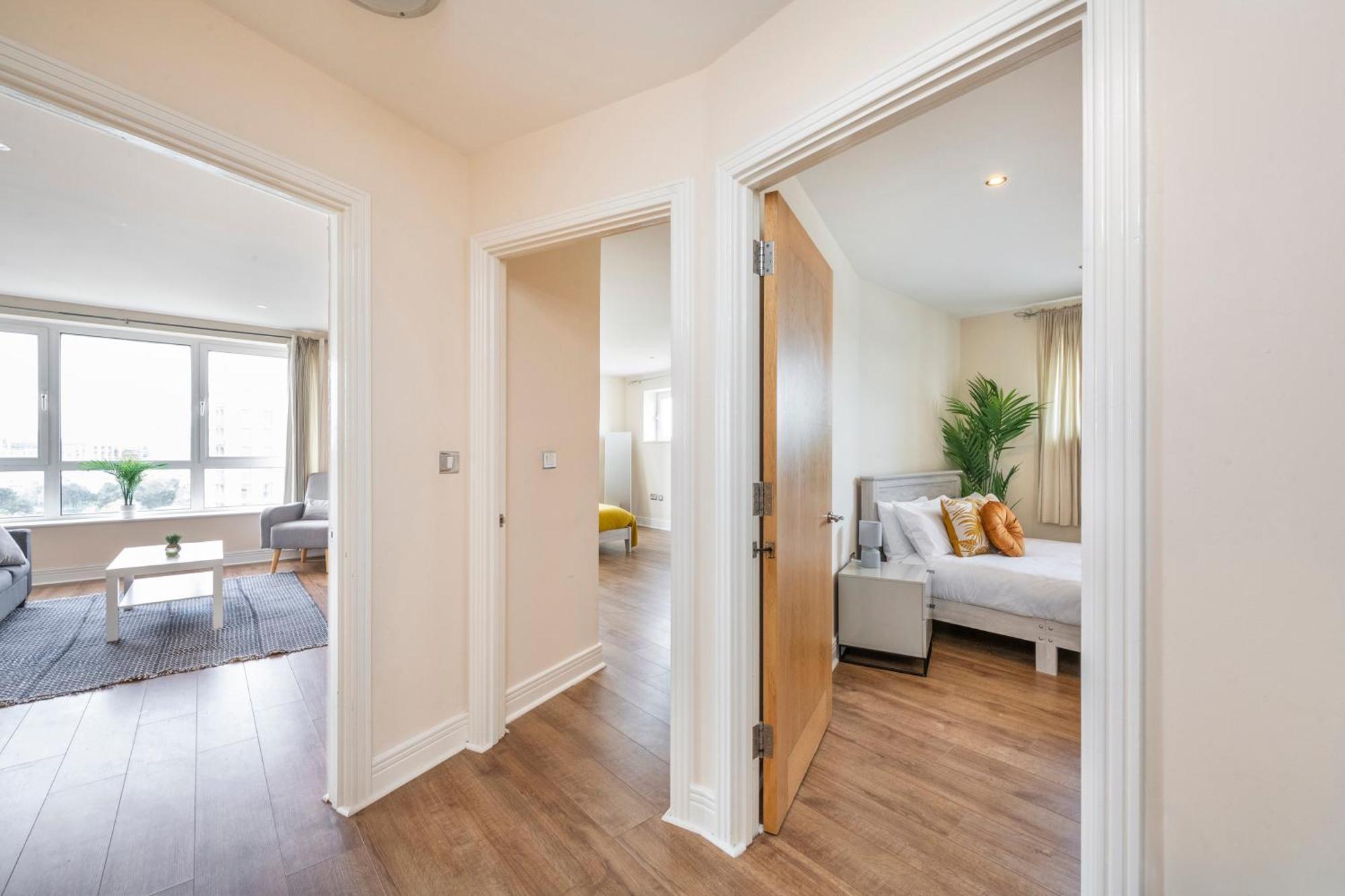 River View 2 Bed 2 Bath Flat - Airport, Excel, Pontoon Dock Apartment *