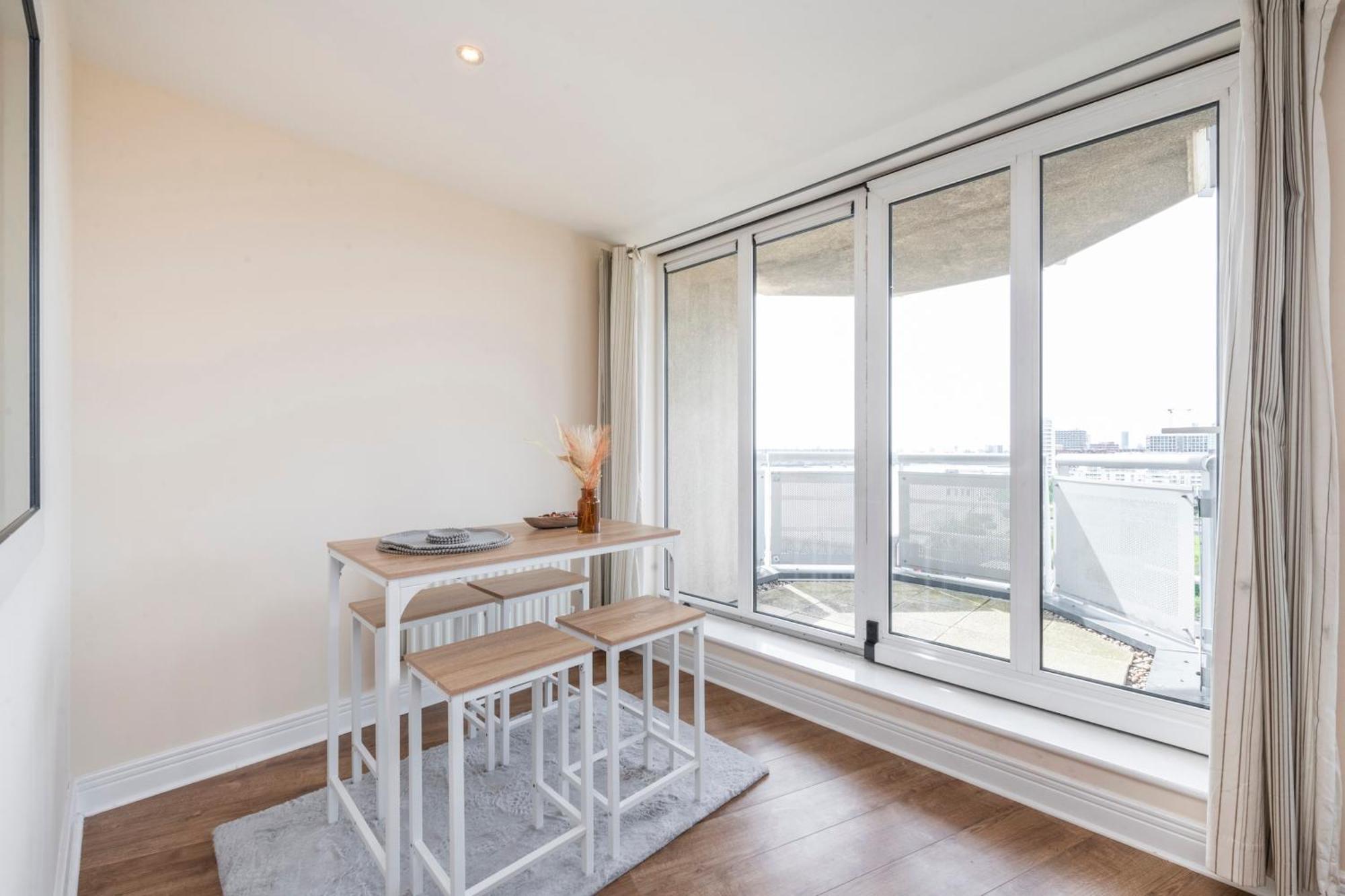 River View 2 Bed 2 Bath Flat - Airport, Excel, Pontoon Dock * London