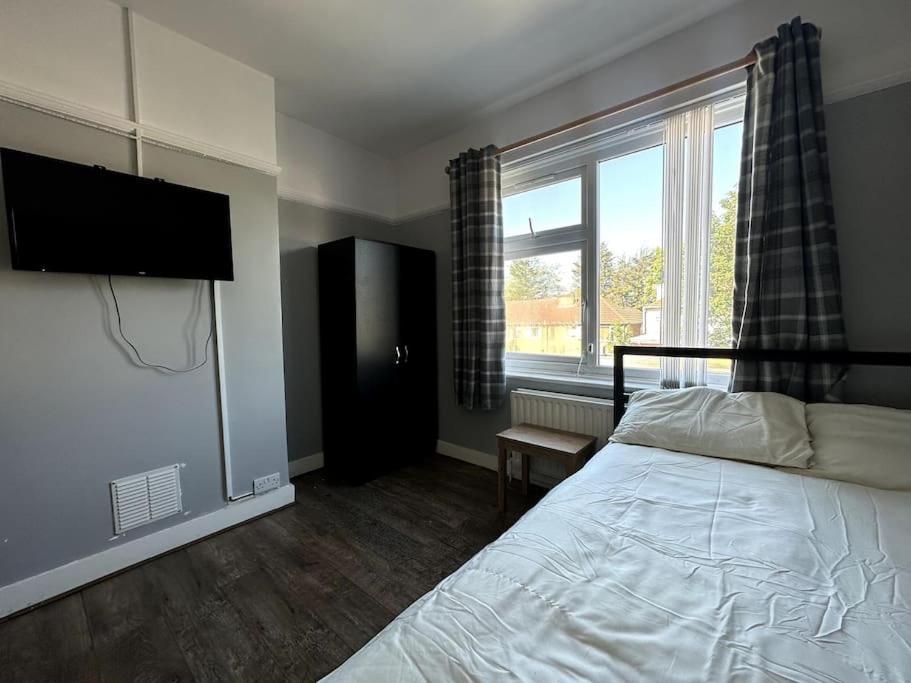 Spacious Holiday Near Tube Station - By Starlet *