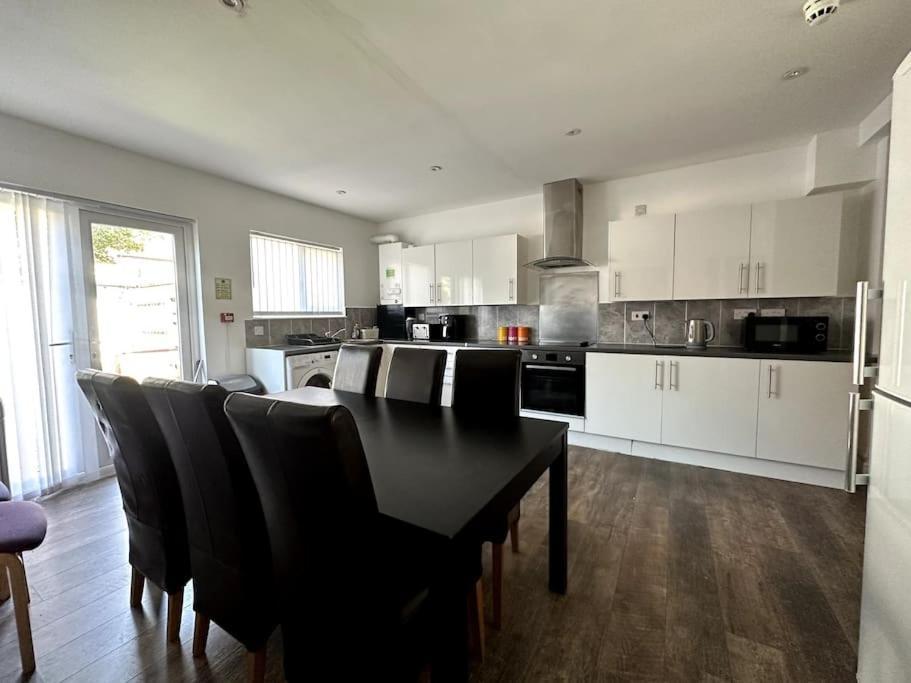 Spacious Holiday Near Tube Station - By Starlet London