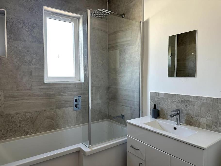 Holiday home Spacious Holiday Near Tube Station - By Starlet London