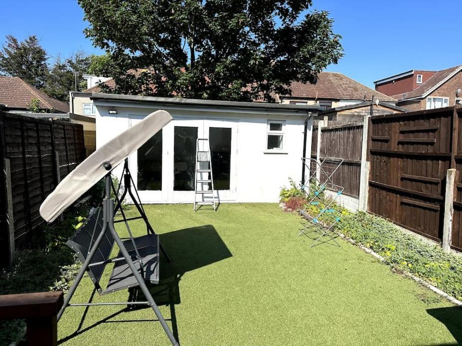 Spacious Holiday Near Tube Station - By Starlet Holiday home