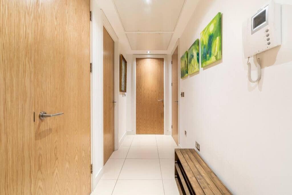 1 Bedroom Penthouse Flat In East Appartement Londen