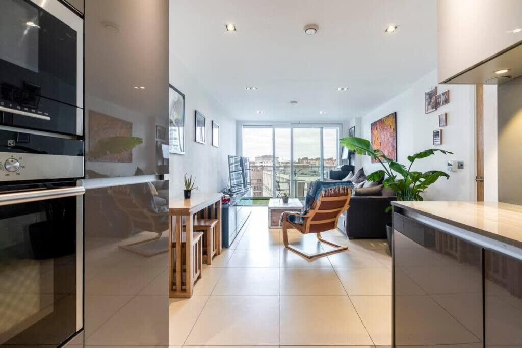 1 Bedroom Penthouse Flat In East Appartement Londen