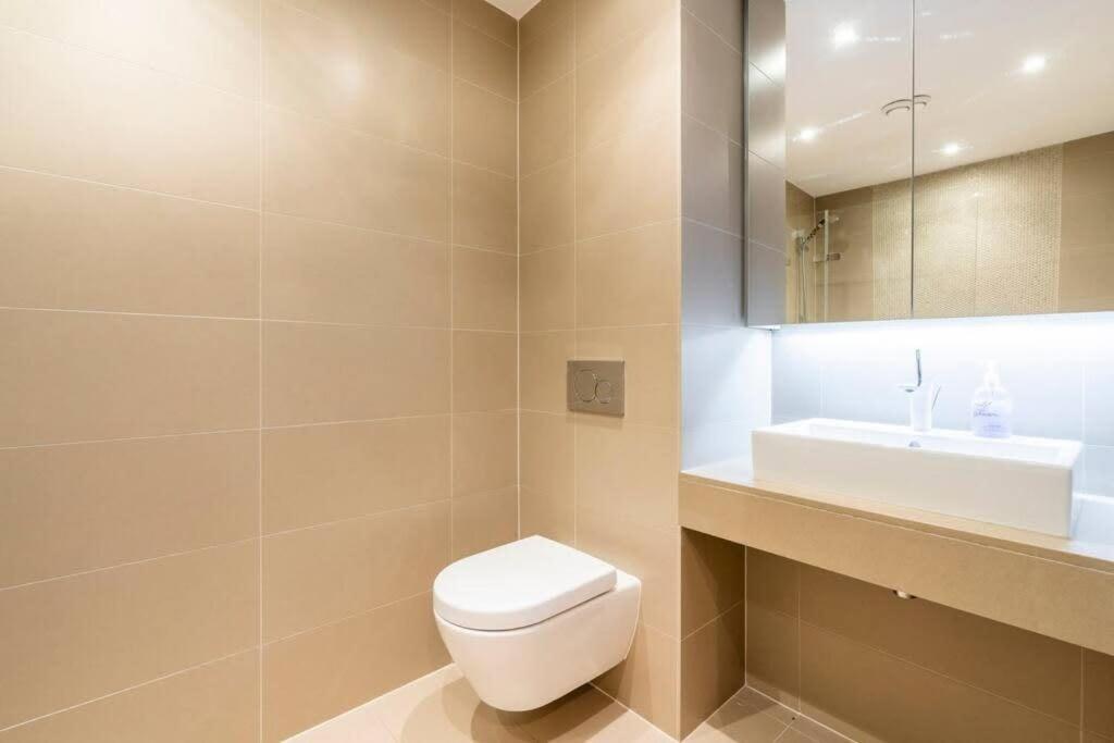 1 Bedroom Penthouse Flat In East Appartement