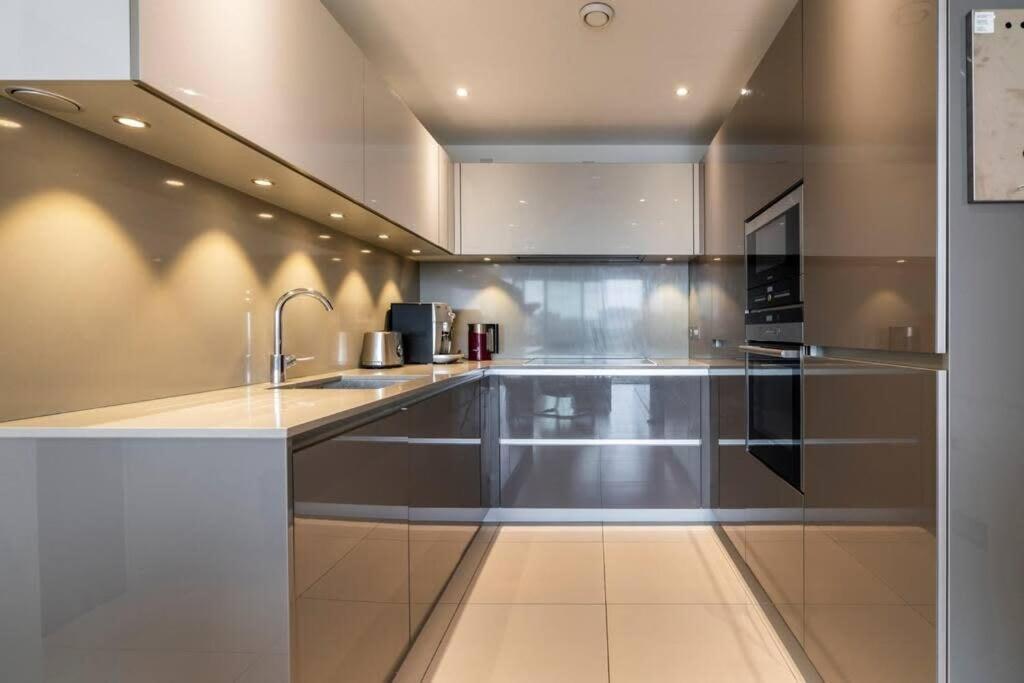 1 Bedroom Penthouse Flat In East * Londen
