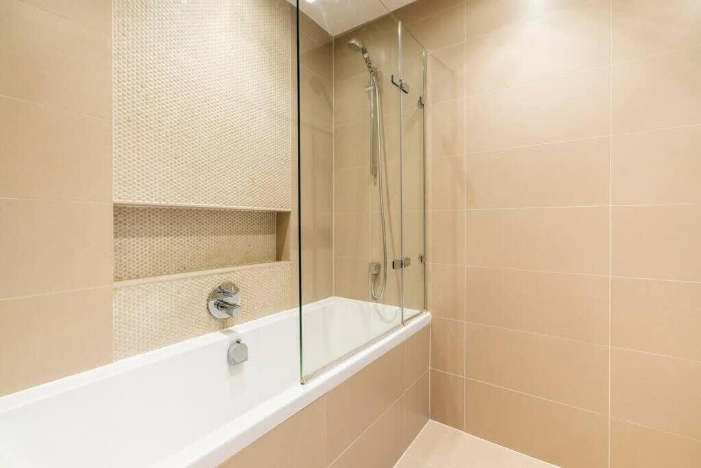 1 Bedroom Penthouse Flat In East Londen