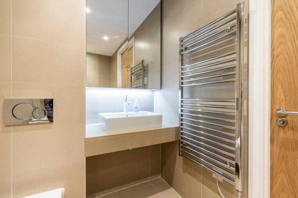 1 Bedroom Penthouse Flat In East Appartement
