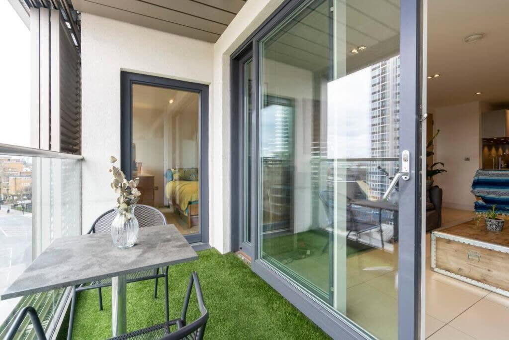 1 Bedroom Penthouse Flat In East Appartement