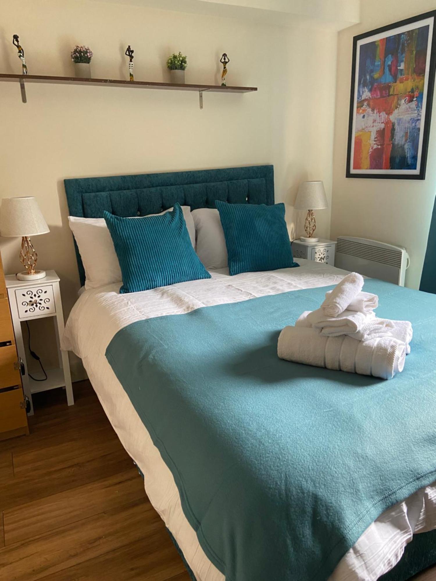 Lägenhet Beautiful 2 Bed Waterfront With Parking Perfect For Canary Wharf - 2 Bed 2 Bath With High Speed Wifi And Netflix And Parking *