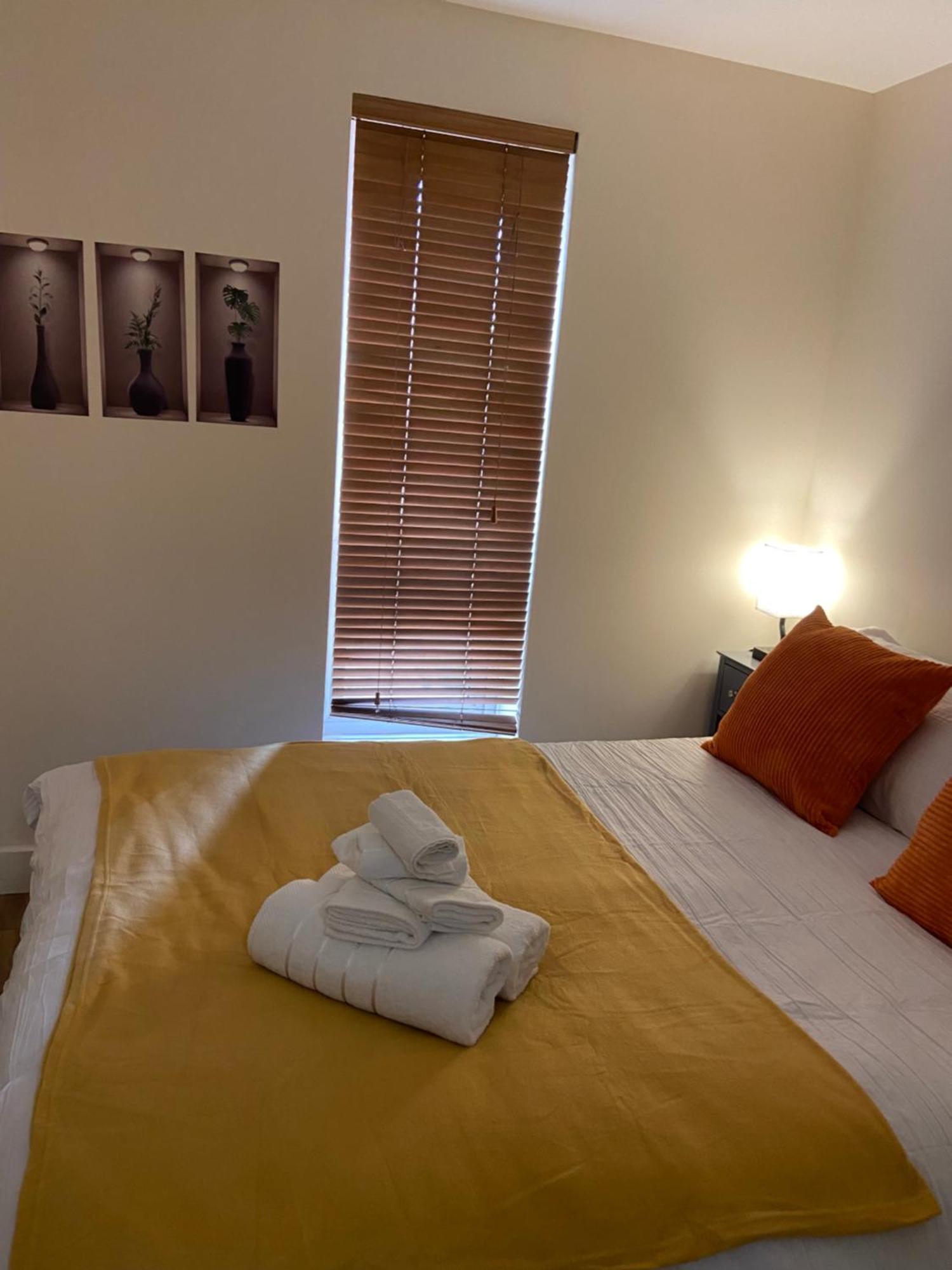 Beautiful 2 Bed Waterfront With Parking Perfect For Canary Wharf - 2 Bed 2 Bath With High Speed Wifi And Netflix And Parking London
