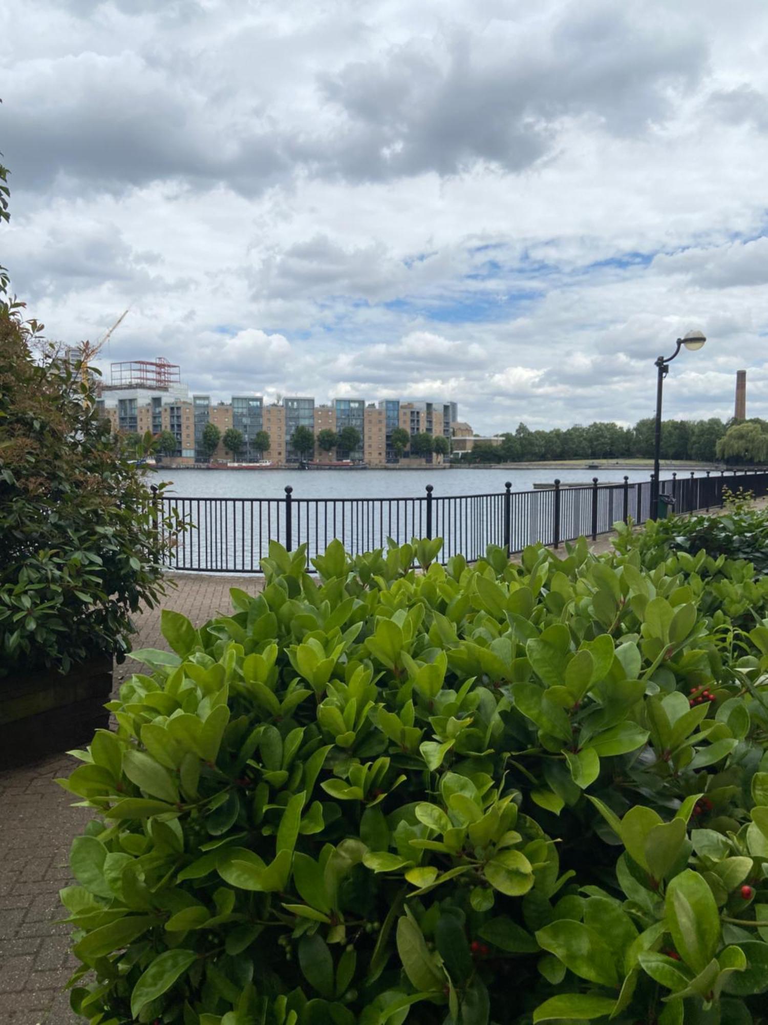Lägenhet Beautiful 2 Bed Waterfront With Parking Perfect For Canary Wharf - 2 Bed 2 Bath With High Speed Wifi And Netflix And Parking