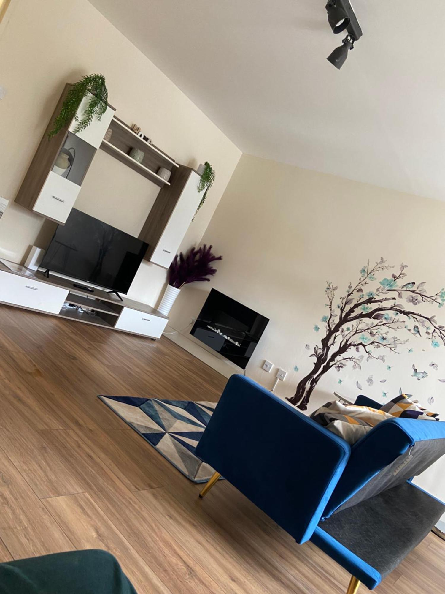 Beautiful 2 Bed Waterfront With Parking Perfect For Canary Wharf - 2 Bed 2 Bath With High Speed Wifi And Netflix And Parking London
