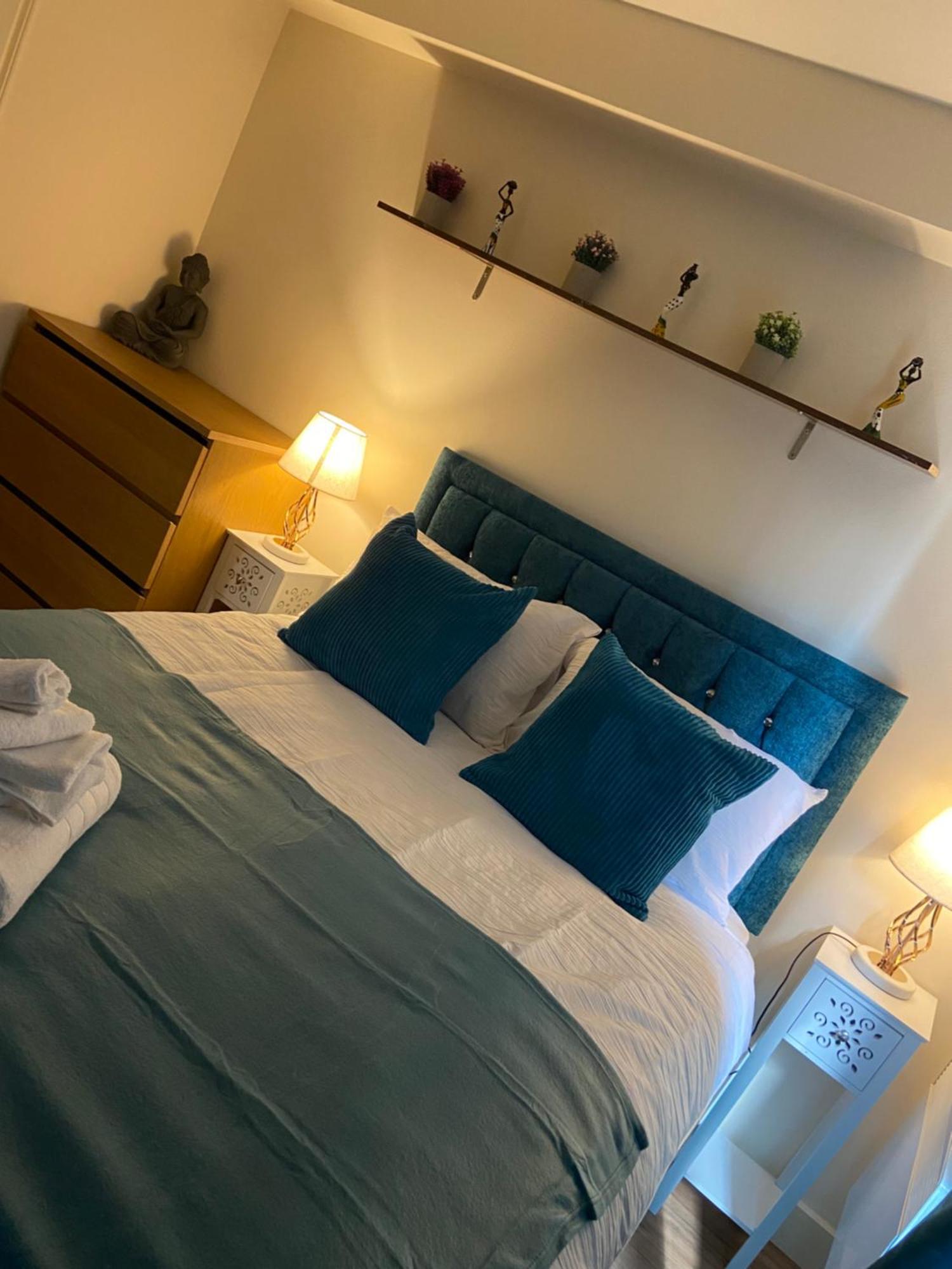 Lägenhet Beautiful 2 Bed Waterfront With Parking Perfect For Canary Wharf - 2 Bed 2 Bath With High Speed Wifi And Netflix And Parking London
