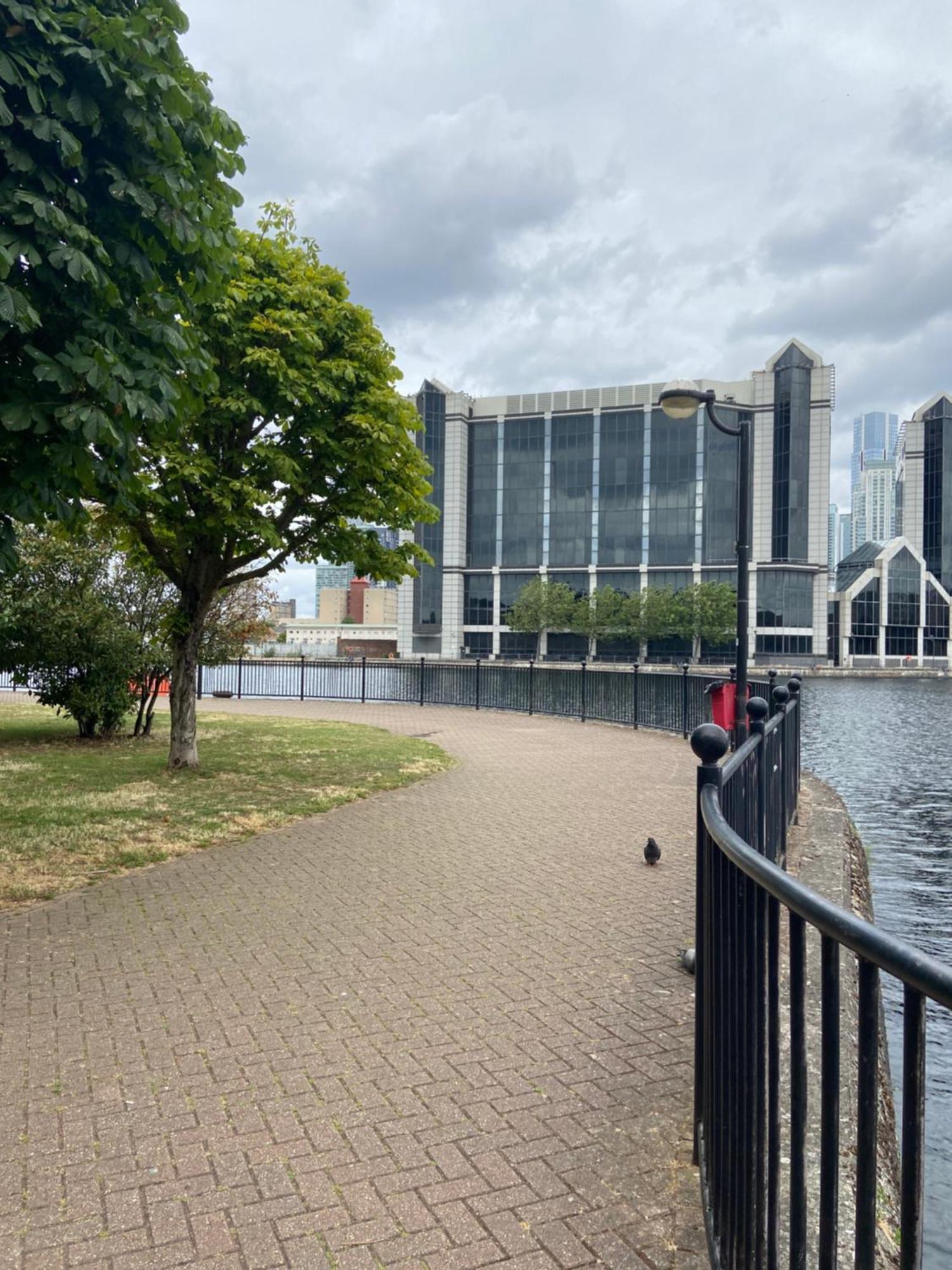 Beautiful 2 Bed Waterfront With Parking Perfect For Canary Wharf - 2 Bed 2 Bath With High Speed Wifi And Netflix And Parking London