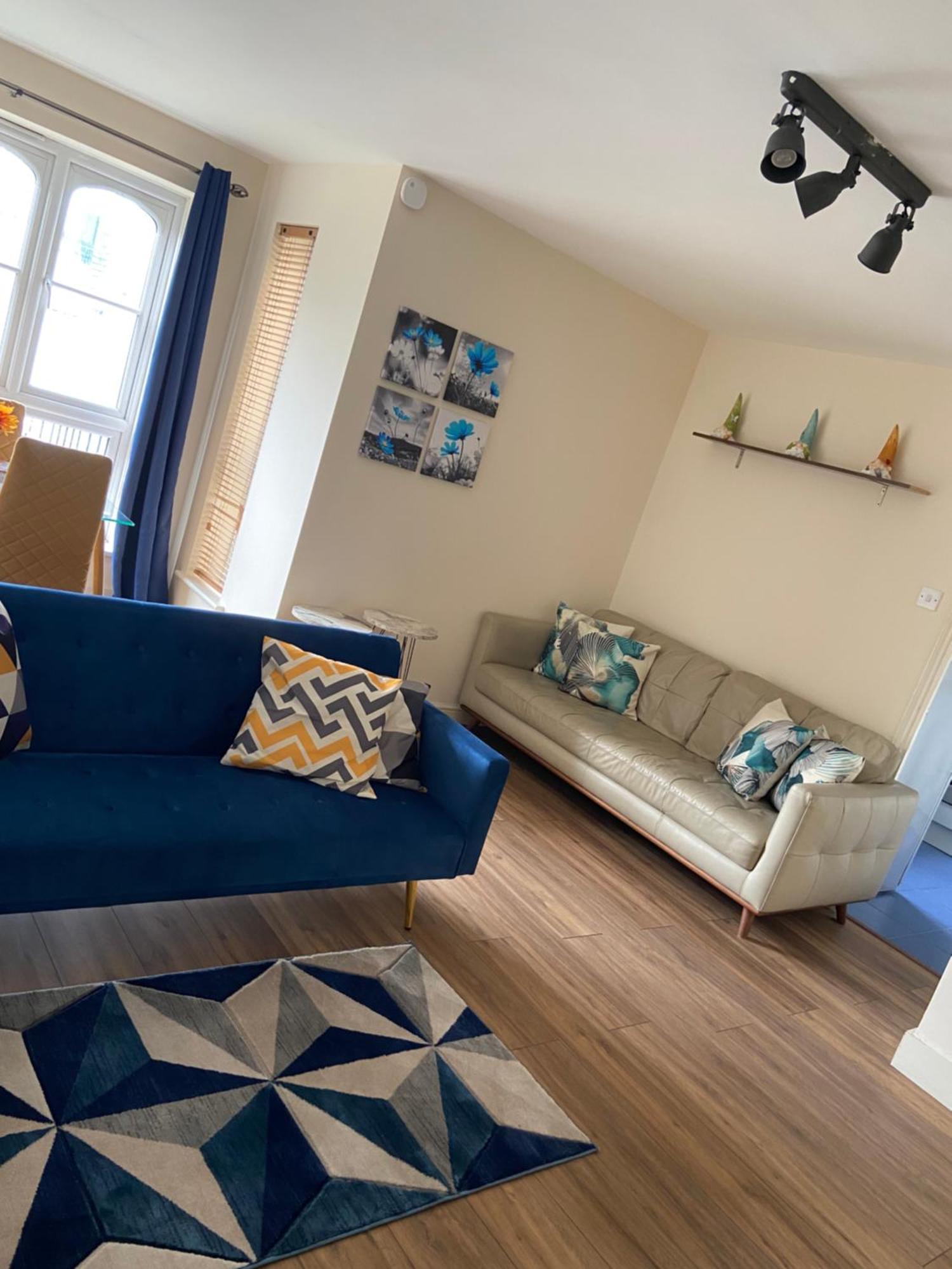 Beautiful 2 Bed Waterfront With Parking Perfect For Canary Wharf - 2 Bed 2 Bath With High Speed Wifi And Netflix And Parking London