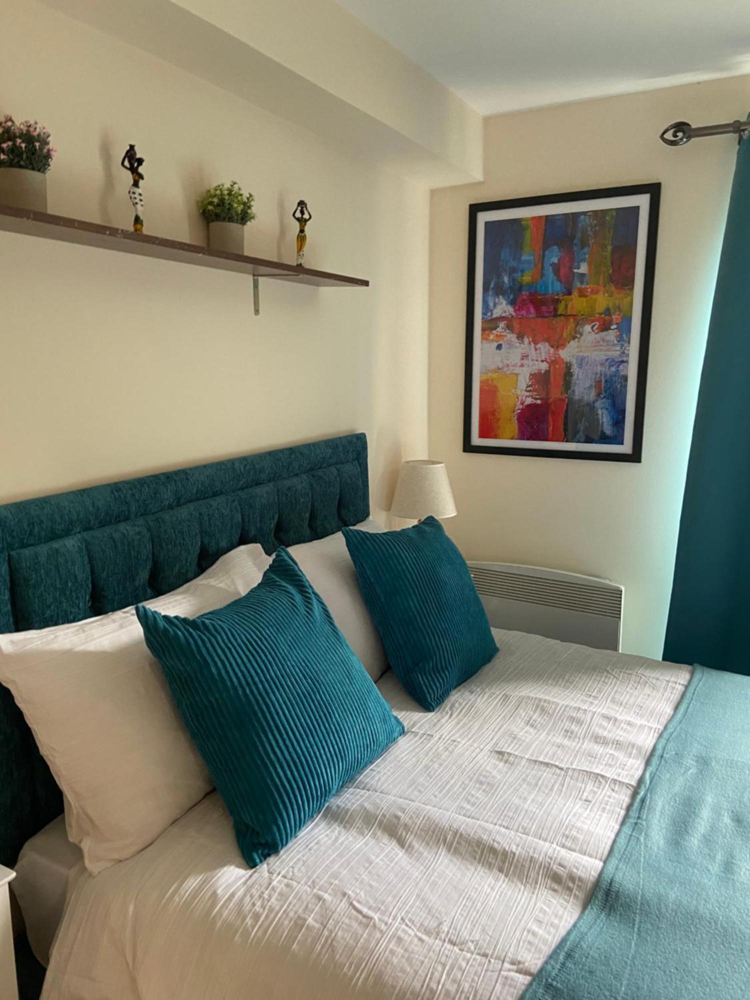 Lägenhet Beautiful 2 Bed Waterfront With Parking Perfect For Canary Wharf - 2 Bed 2 Bath With High Speed Wifi And Netflix And Parking