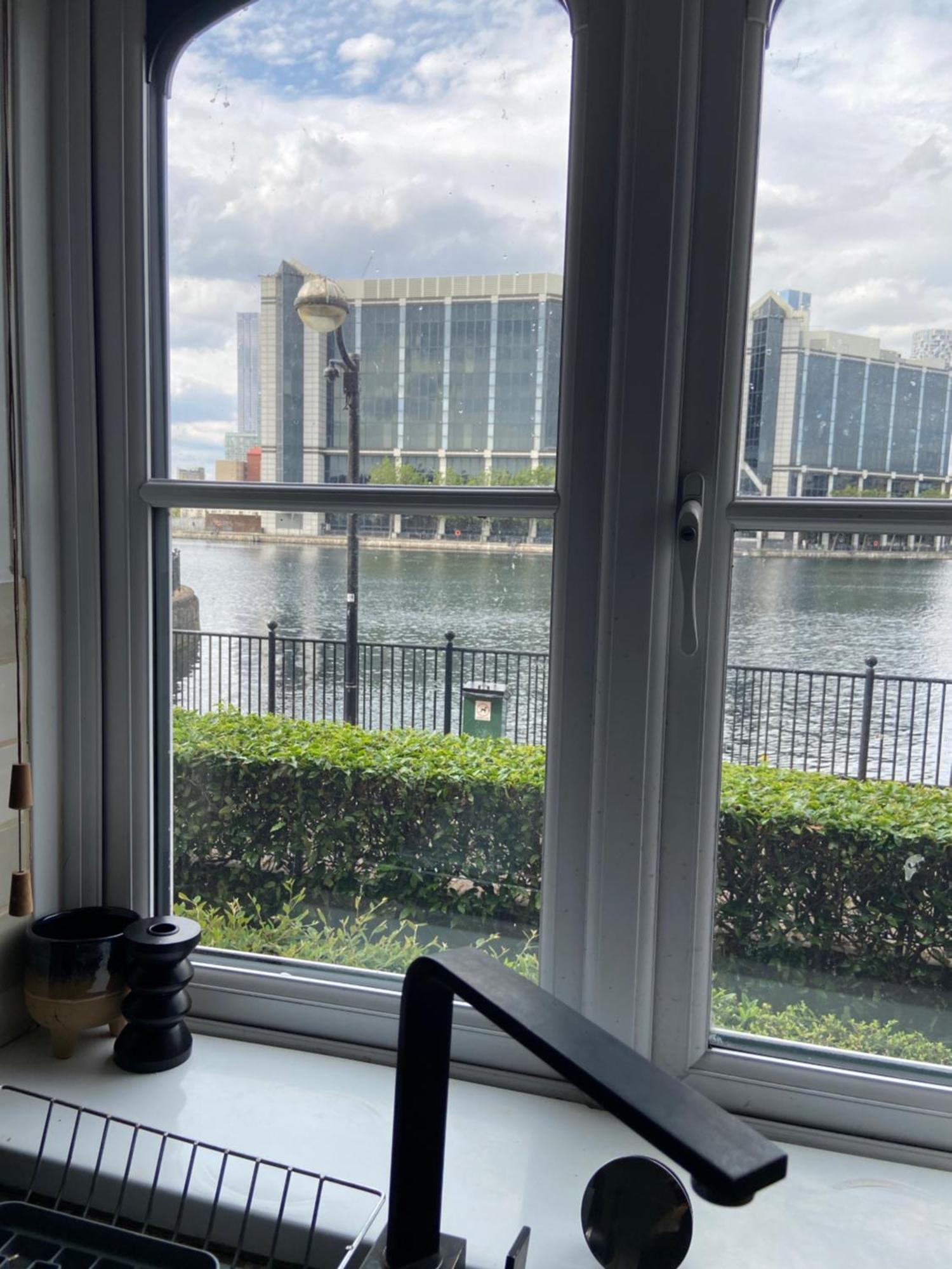 Lägenhet Beautiful 2 Bed Waterfront With Parking Perfect For Canary Wharf - 2 Bed 2 Bath With High Speed Wifi And Netflix And Parking London