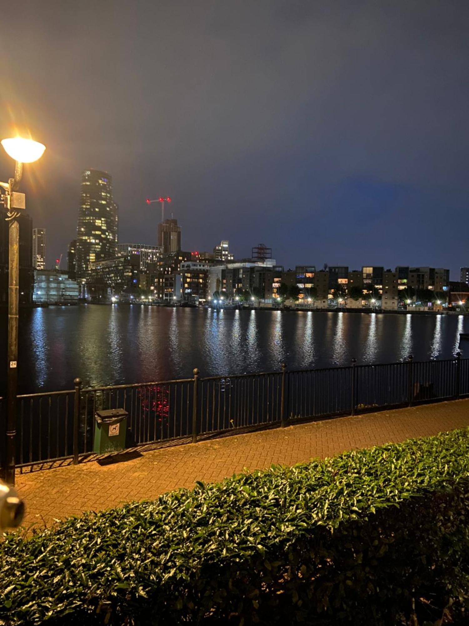 Beautiful 2 Bed Waterfront With Parking Perfect For Canary Wharf - 2 Bed 2 Bath With High Speed Wifi And Netflix And Parking London