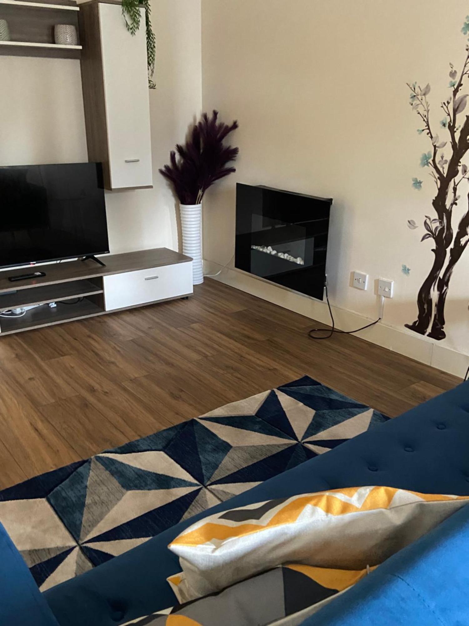 Beautiful 2 Bed Waterfront With Parking Perfect For Canary Wharf - 2 Bed 2 Bath With High Speed Wifi And Netflix And Parking London