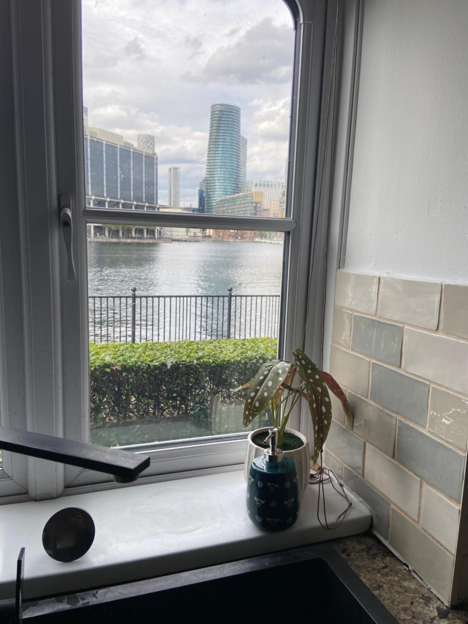 Beautiful 2 Bed Waterfront With Parking Perfect For Canary Wharf - 2 Bed 2 Bath With High Speed Wifi And Netflix And Parking