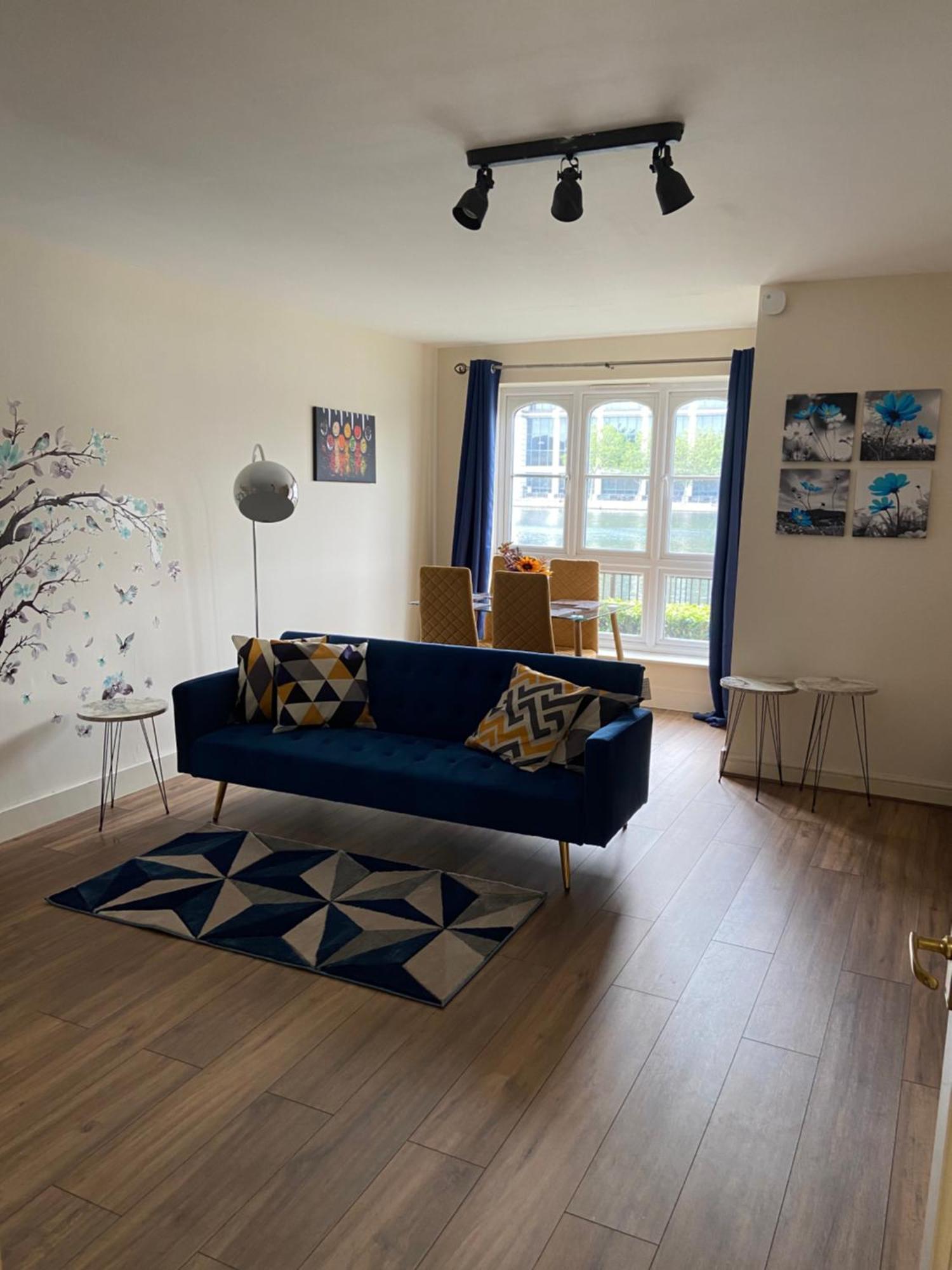 Lägenhet Beautiful 2 Bed Waterfront With Parking Perfect For Canary Wharf - 2 Bed 2 Bath With High Speed Wifi And Netflix And Parking London